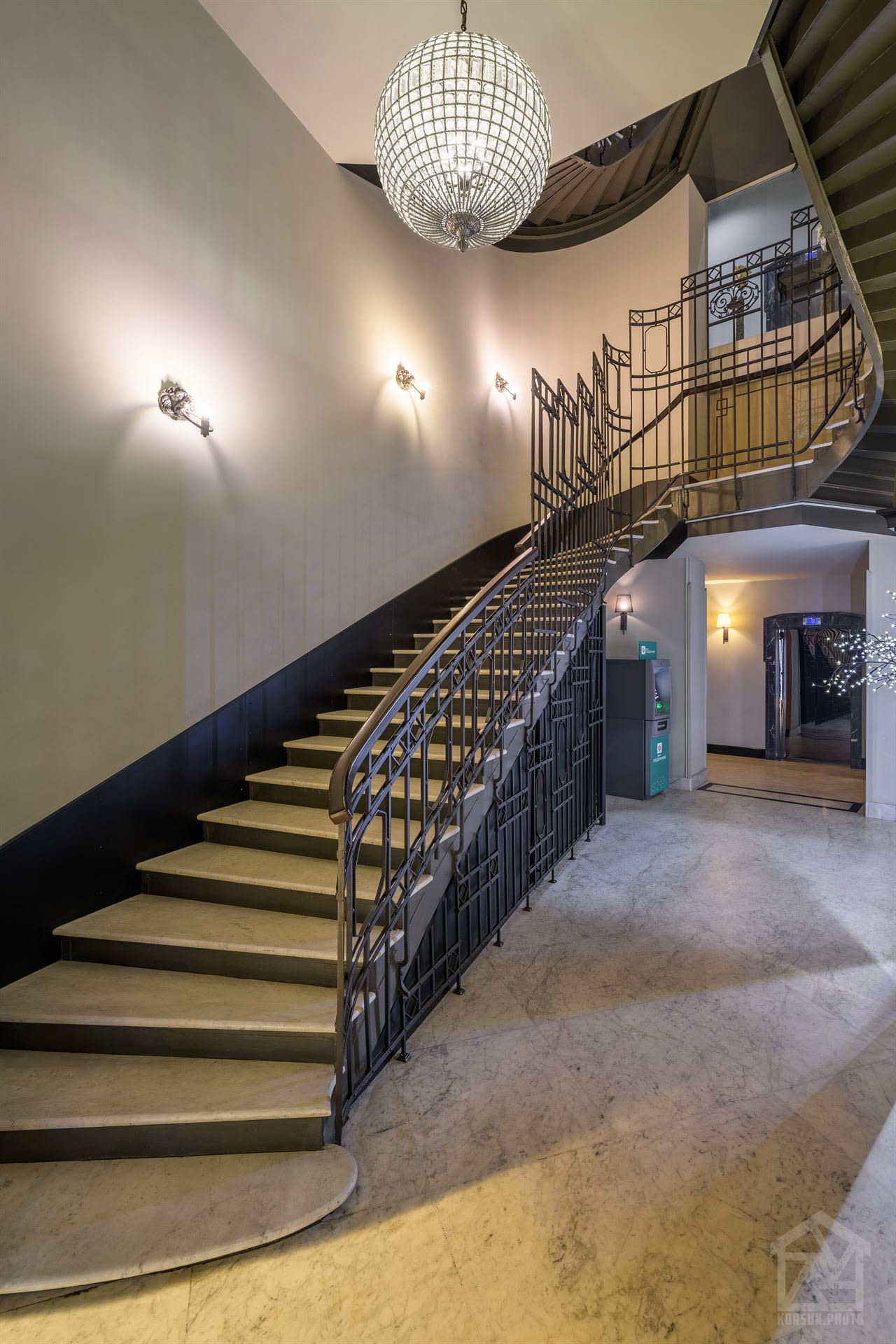 зйомка сходів в інтер'єрі відомого готелю у Львові - фотограф інтер'єру та архітектури Львів