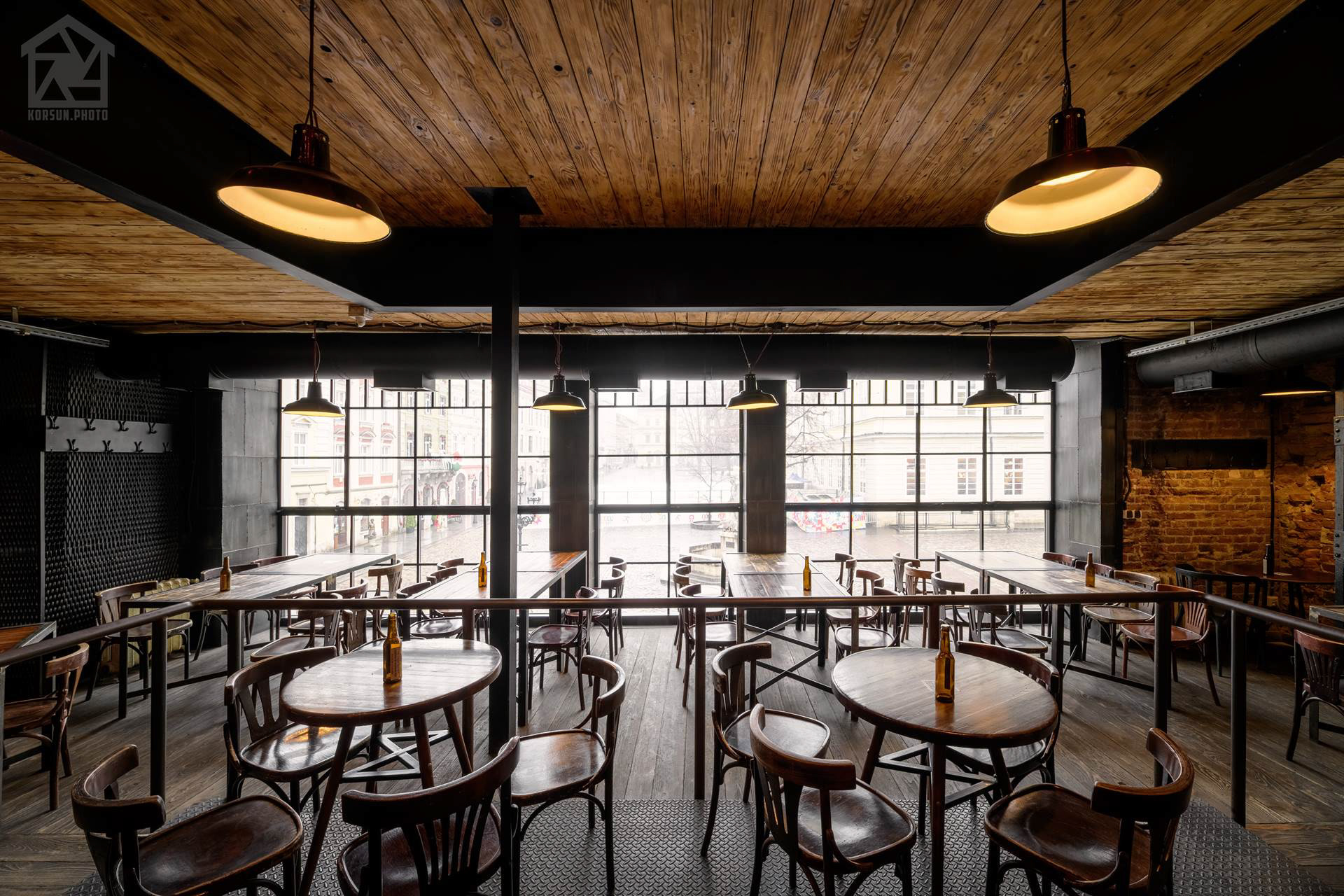 фотографування ресторану та пабу Правда у Львові — професійний фотограф архітектури Львів