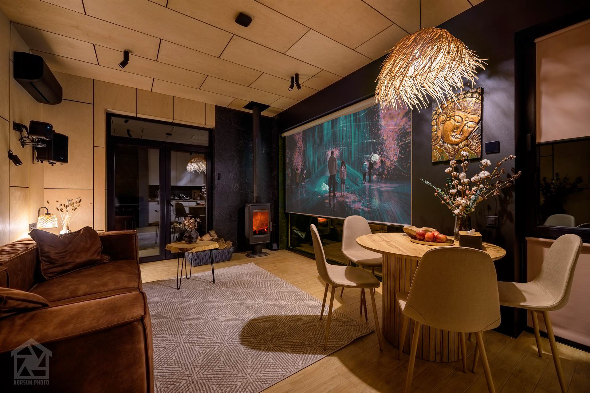 Дров’яний камін у вітальні з живим вогнем та атмосферним вечірнім освітленням