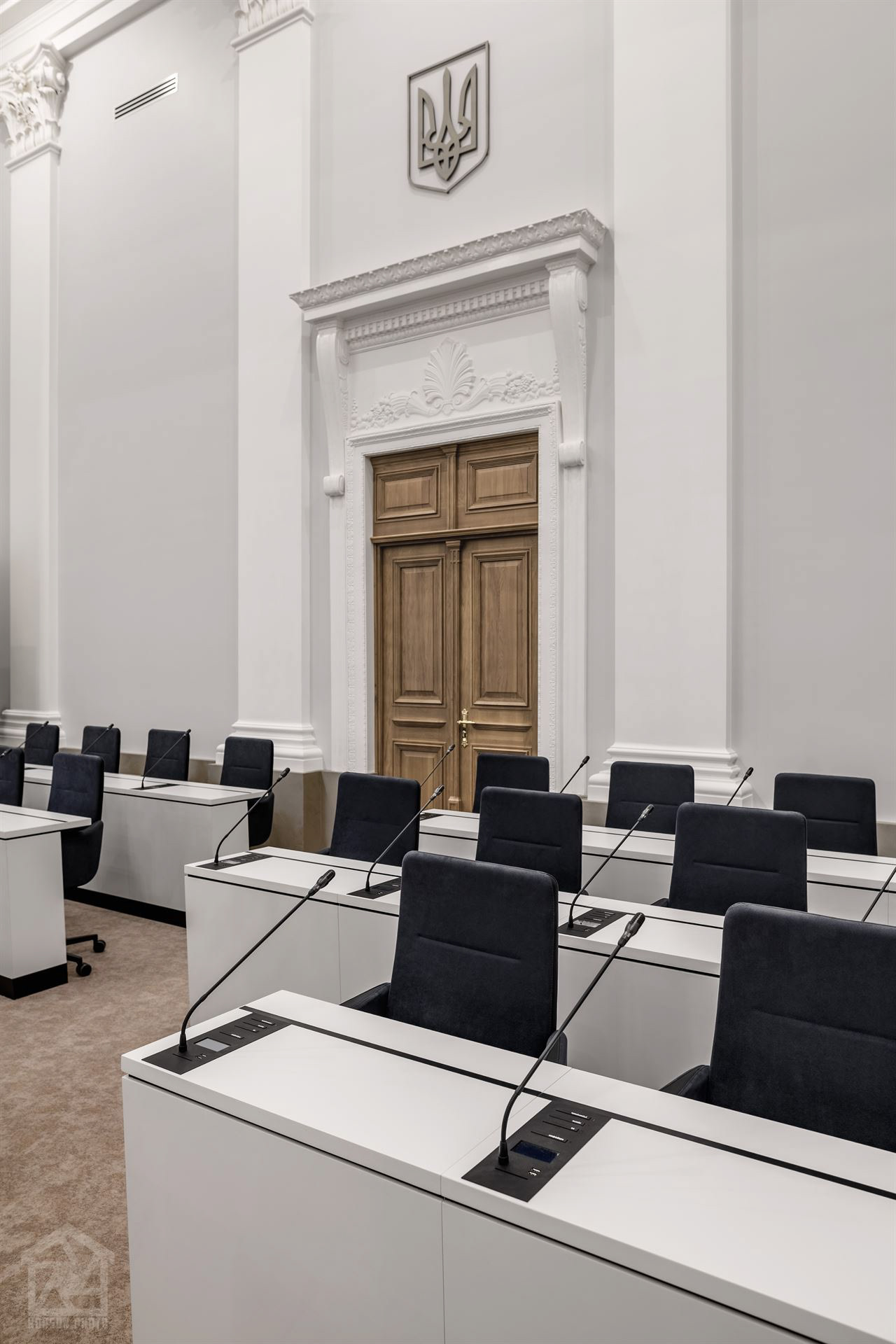 фільмування ложі для преси в інтер'єрі Великої сесійної зали Львівської міської Ради - фотограф нерухомості Львів