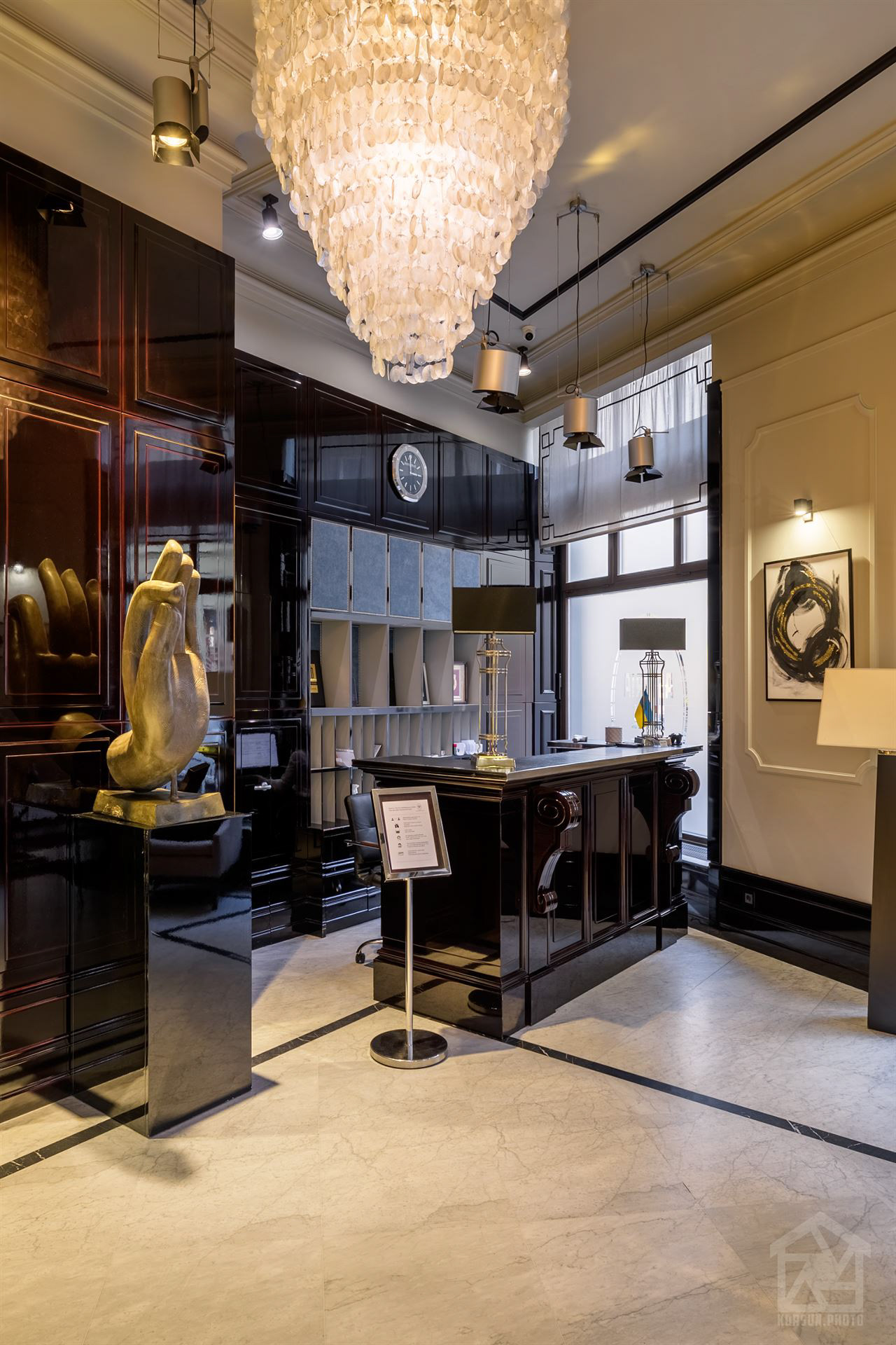 зйомка рецепції відомого готелю у Львові - фотограф інтер'єру та архітектури Львів