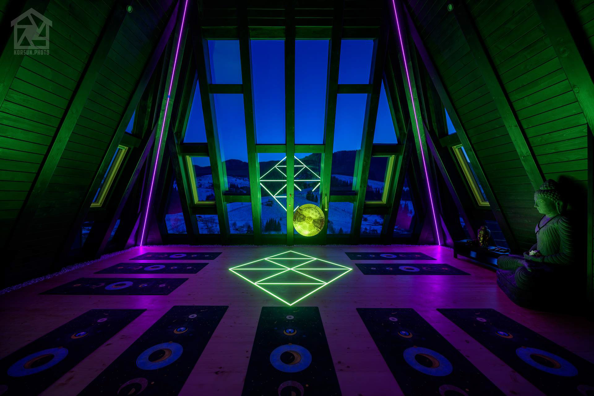 Вечірній вигляд залу з теплою підсвіткою дерев’яних поверхонь