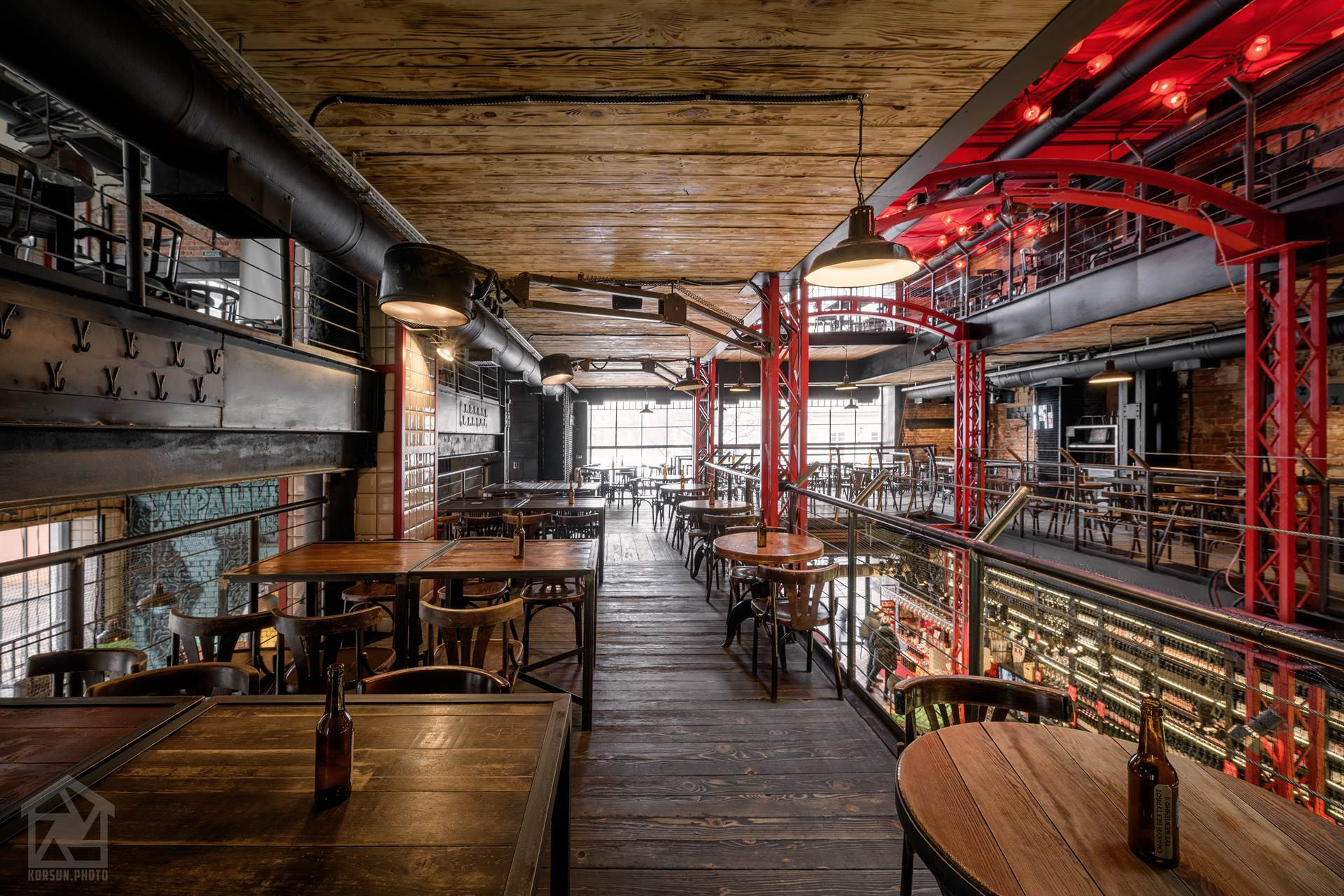 зйомка інтер'єру пабу Правда з червоними акцентами — професійний фотограф архітектури Львів