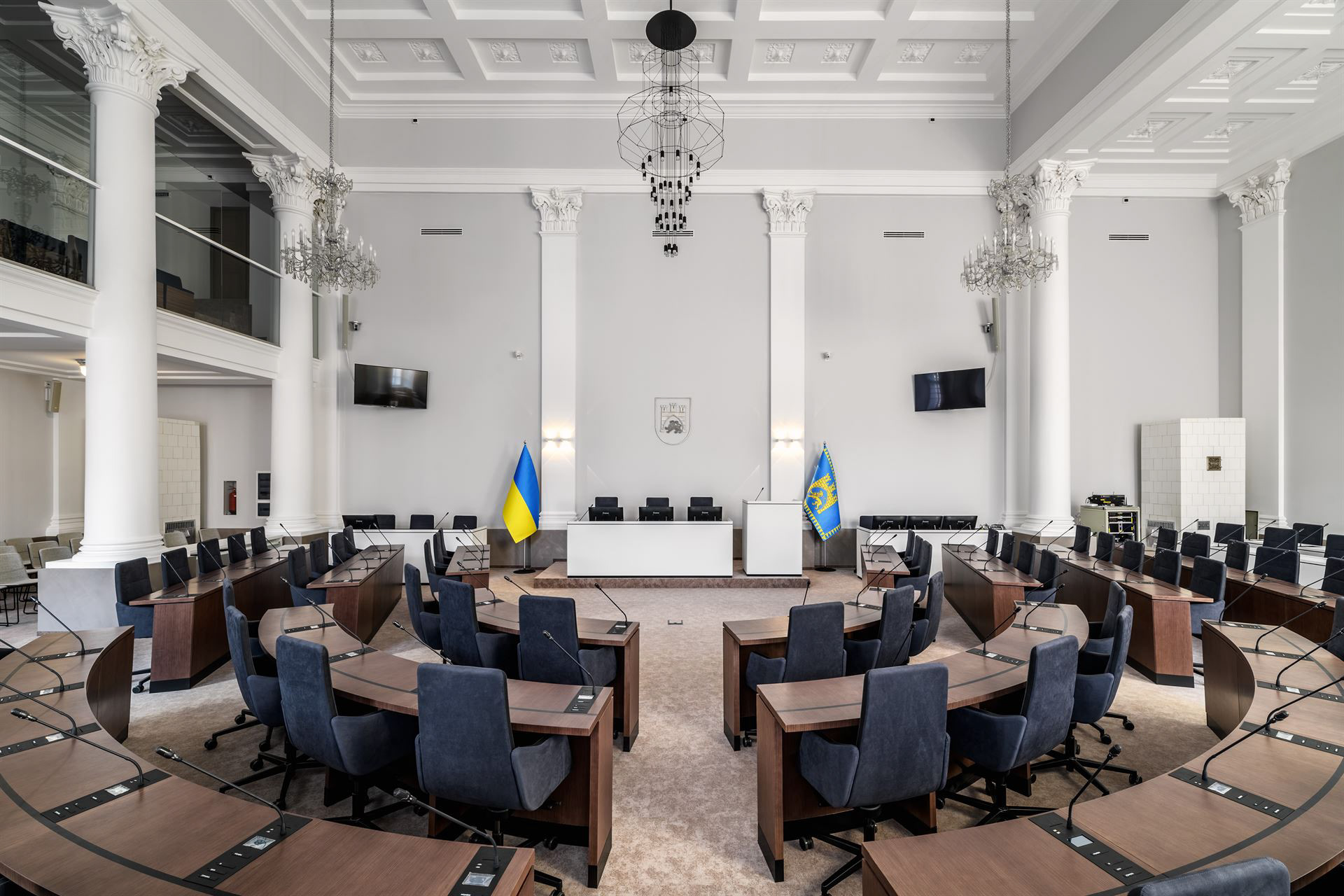 фільмування трибуни в інтер'єрі Великої сесійної зали Львівської міської Ради - фотограф нерухомості Львів