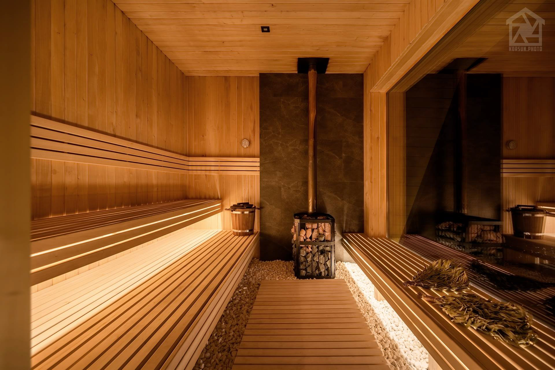 Вечірній вигляд сауни з теплим розсіяним світлом
