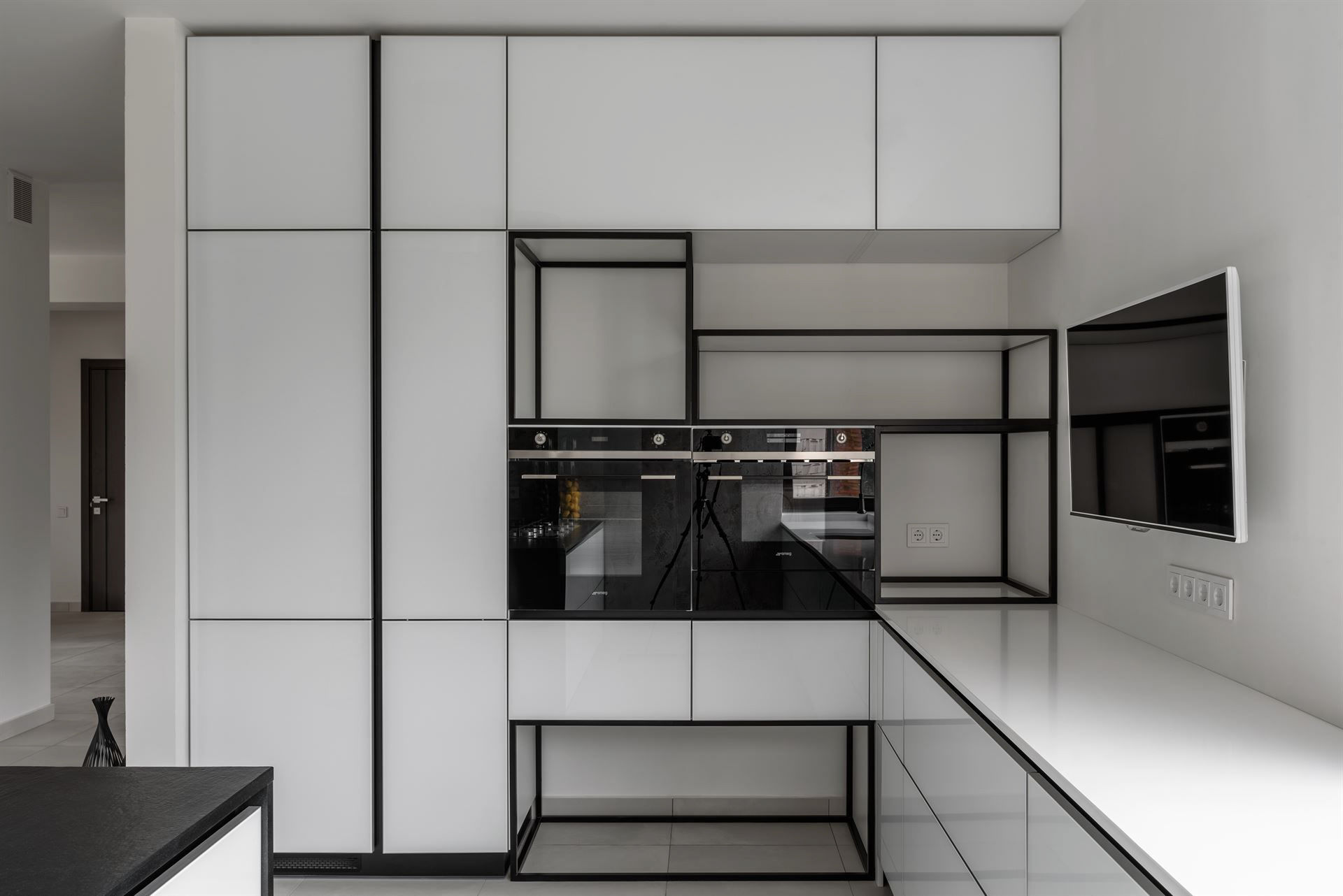 зйомка монохромного кухонного інтер'єру для портфоліо студії дизайну — фотограф інтер'єру та архітектури західна Україна