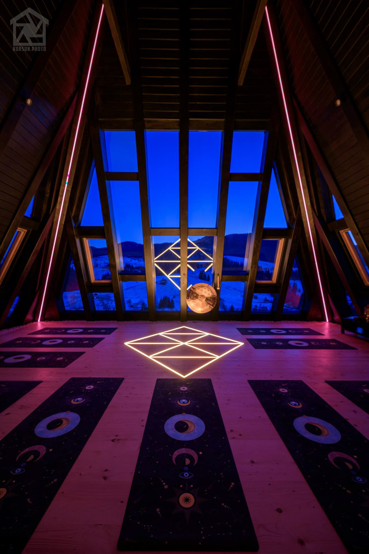 Вечірня композиція з гонгом та світловими акцентами