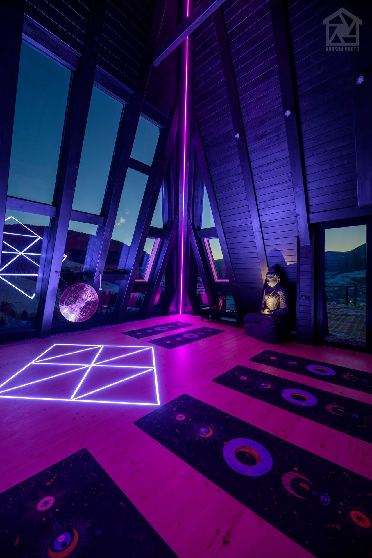 Освітлена статуя Будди в атмосферному вечірньому світлі