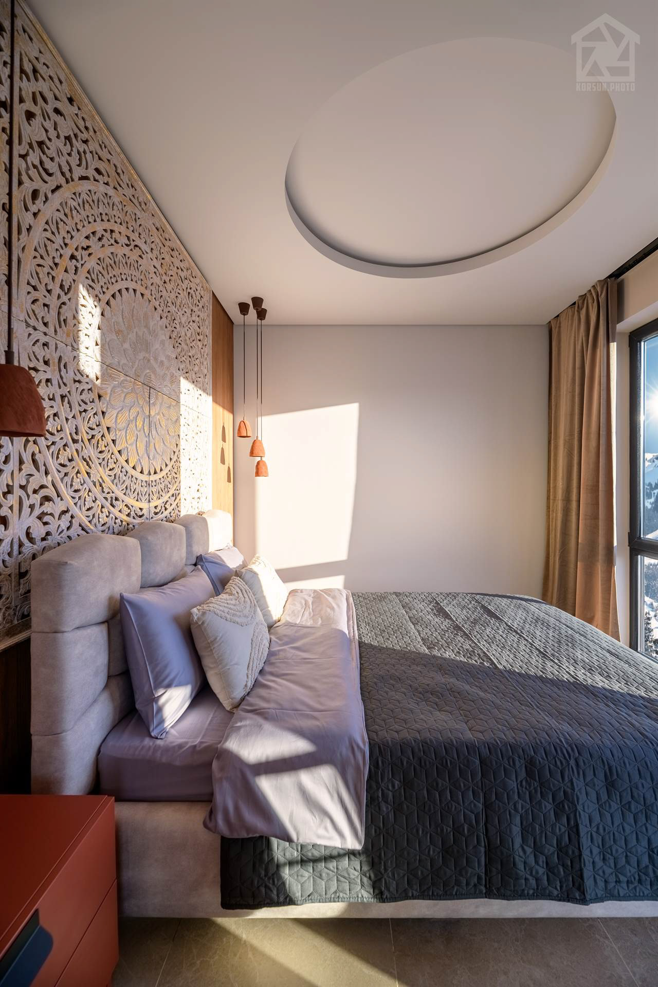 Зона відпочинку з яскравими декоративними акцентами та сучасними меблями