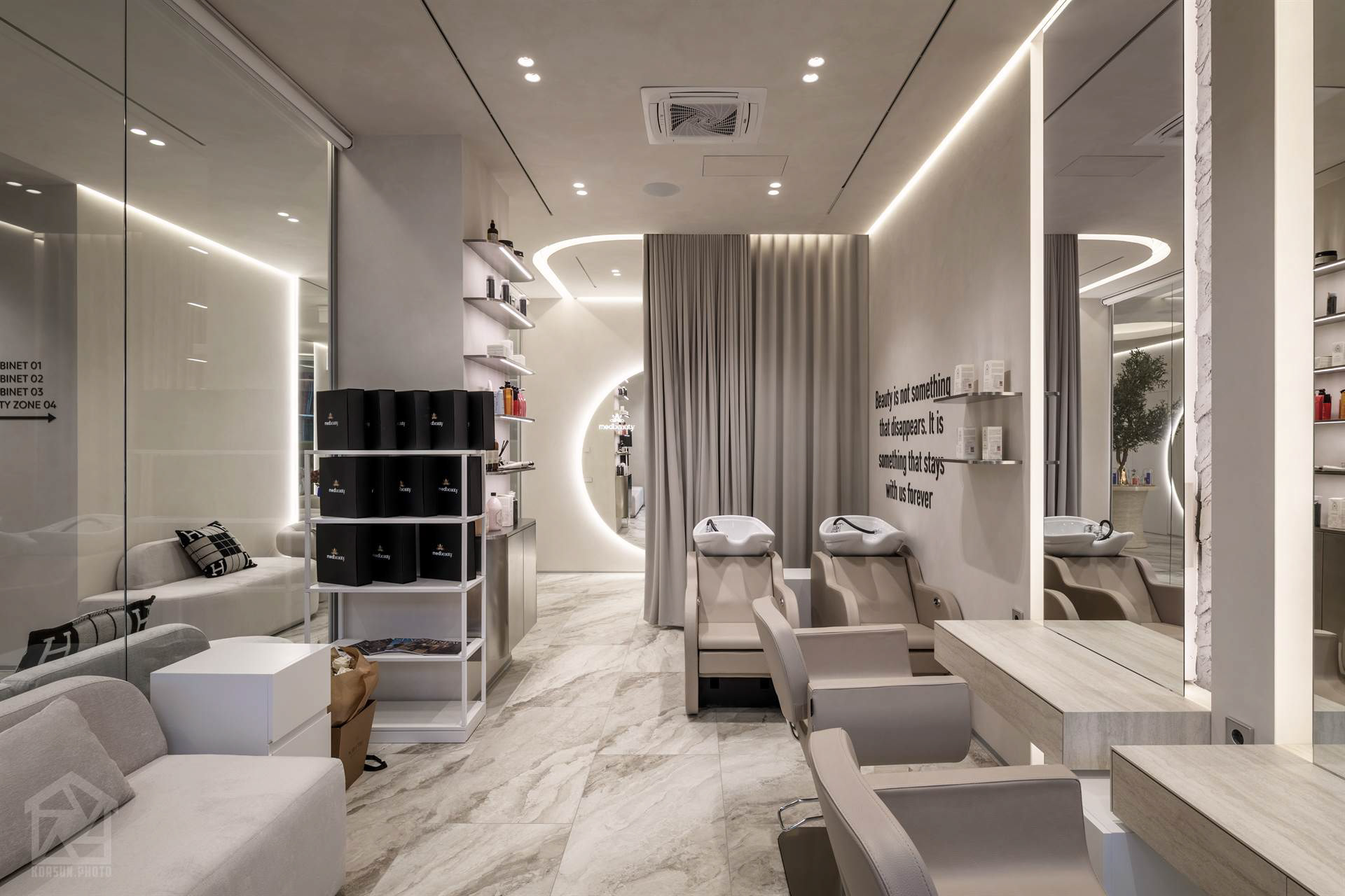 Архітектурні деталі стелі та освітлення клінічного приміщення