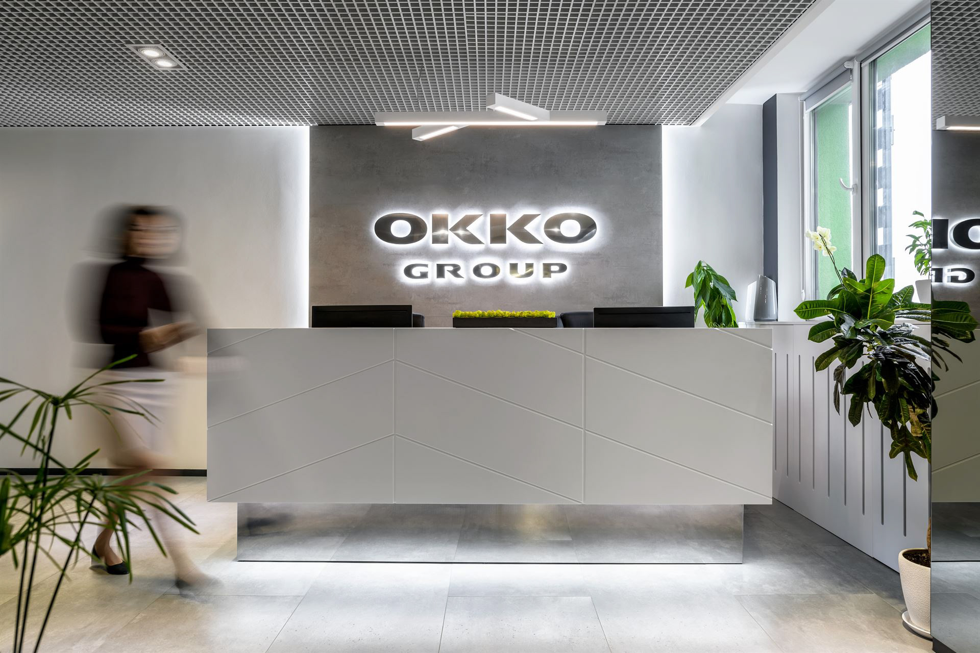 фотографування логотипу та рецепції в інтер'єрі офісу компанії OKKO GROUP - професійний фотограф нерухомості у Львові