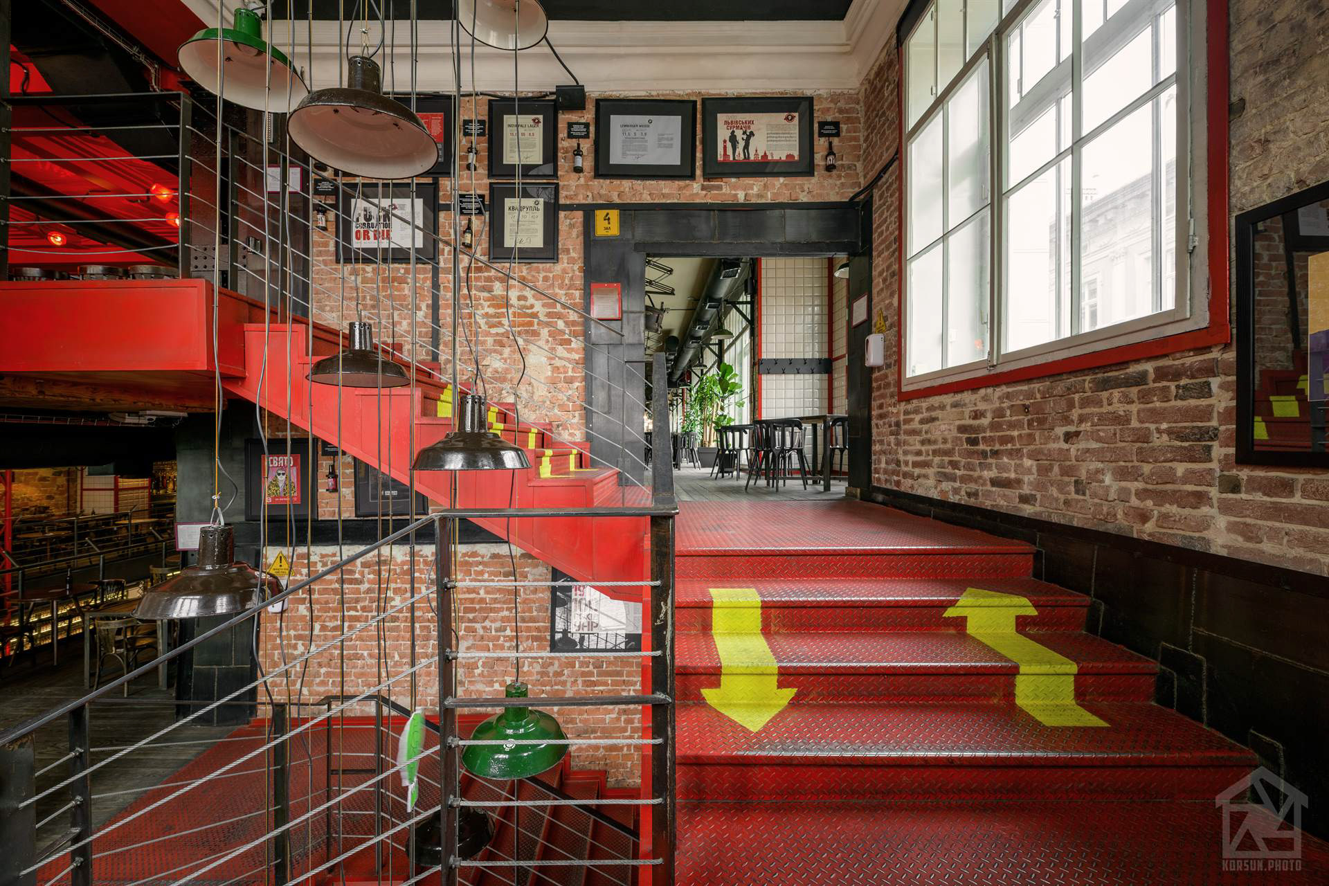 фотографування декорування в інтер'єрі пивного простору Правда — професійний фотограф архітектури Львів