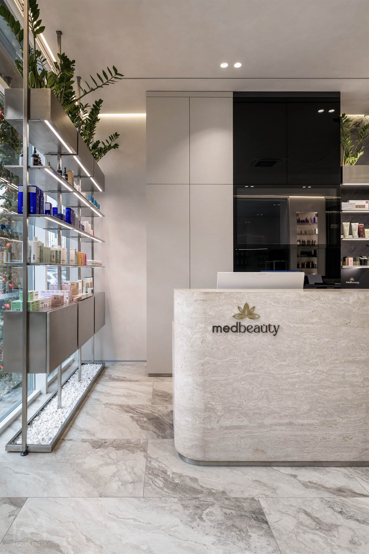 Зона рецепції клініки з м’яким підсвічуванням і чистими лініями