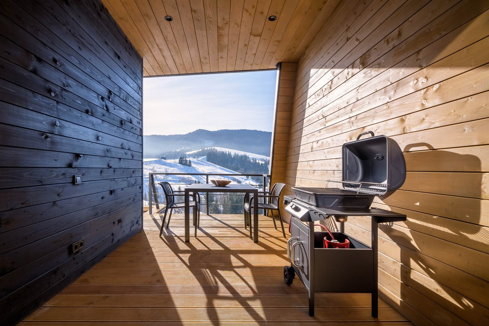 Зона барбекю на терасі з обладнанням для приготування та гірським краєвидом