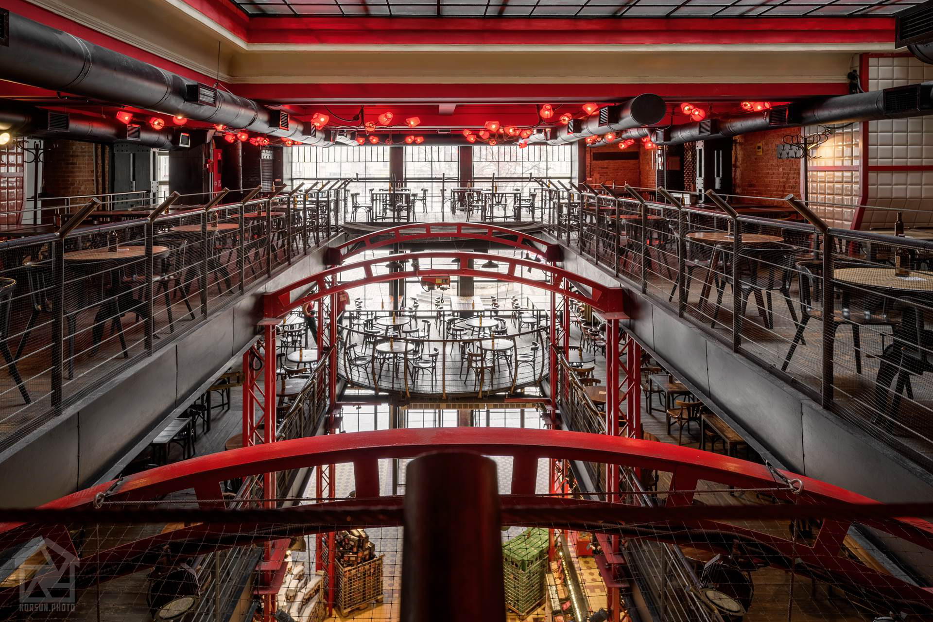 знімання трирівневого пивного простору Правда в центрі Львова — професійний фотограф архітектури Львів