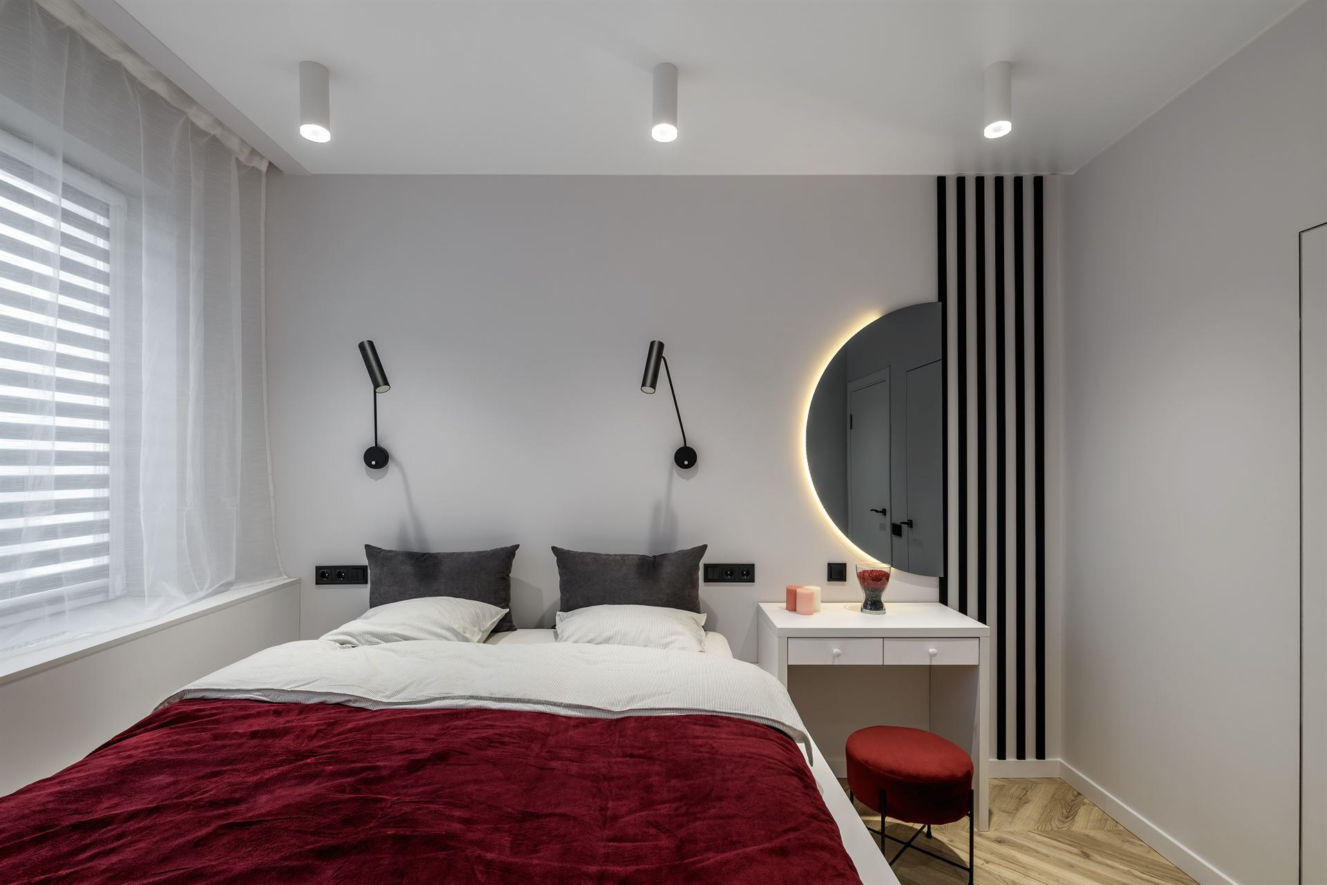 зйомка спальні з подіумом у сучасному житловому комплексі для продажу - фотограф нерухомості у Львові