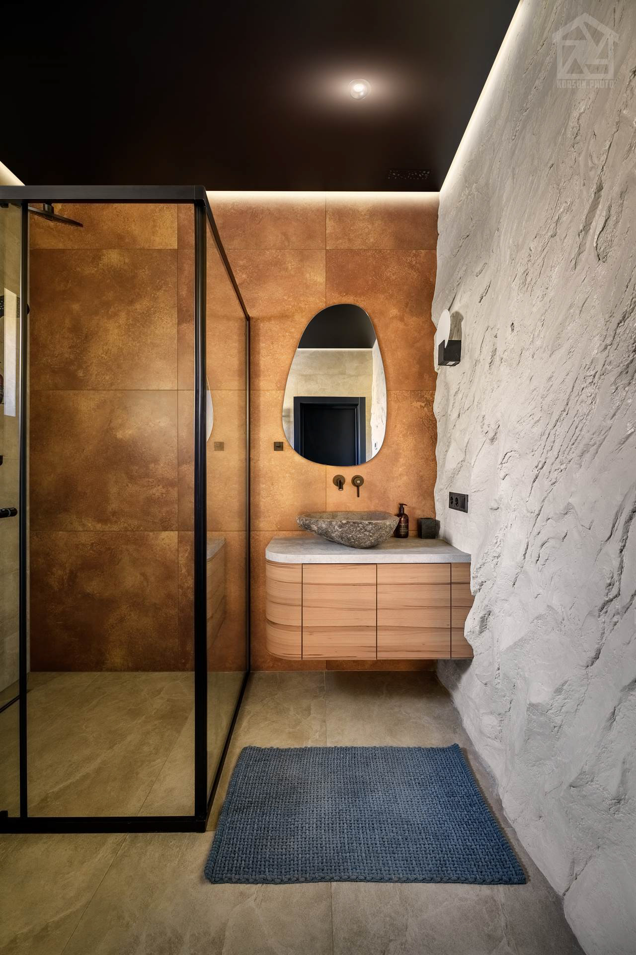 Інтер’єр санвузла з текстурованими матеріалами та стриманим декором