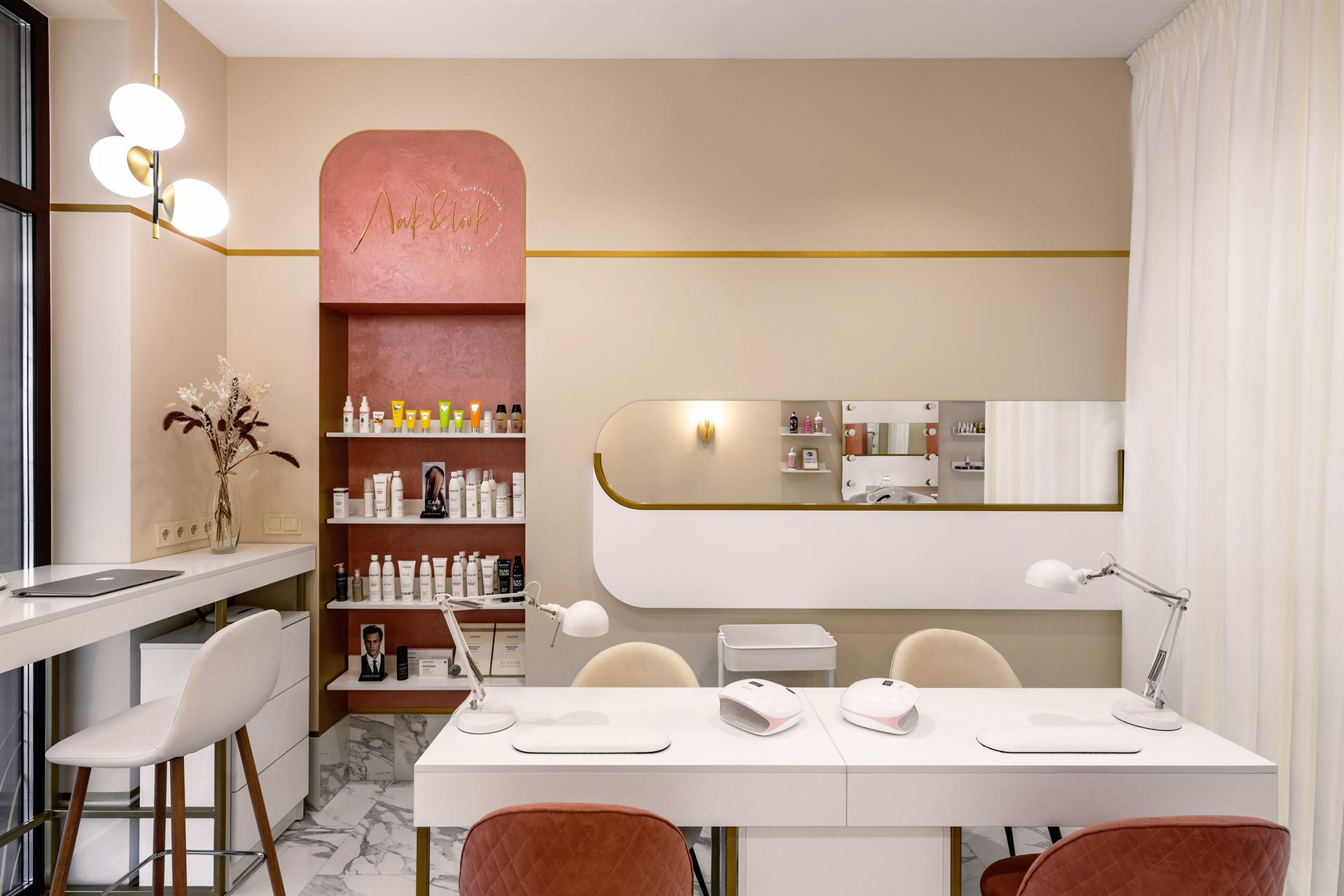 прямий ширококутний ракурс основного залу nail studio — фотограф інтер'єру та архітектури у Львові