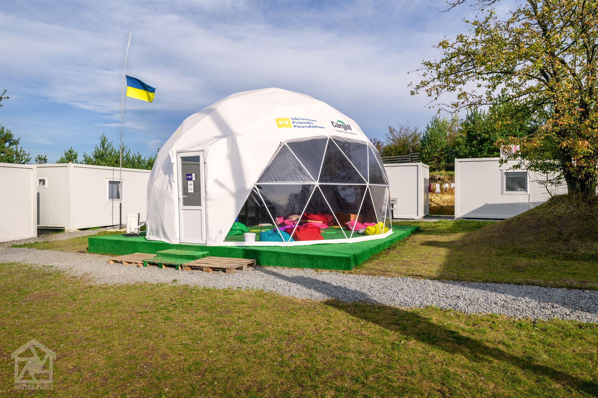 зйомка модульного містечка для біженців у передмісті Львова