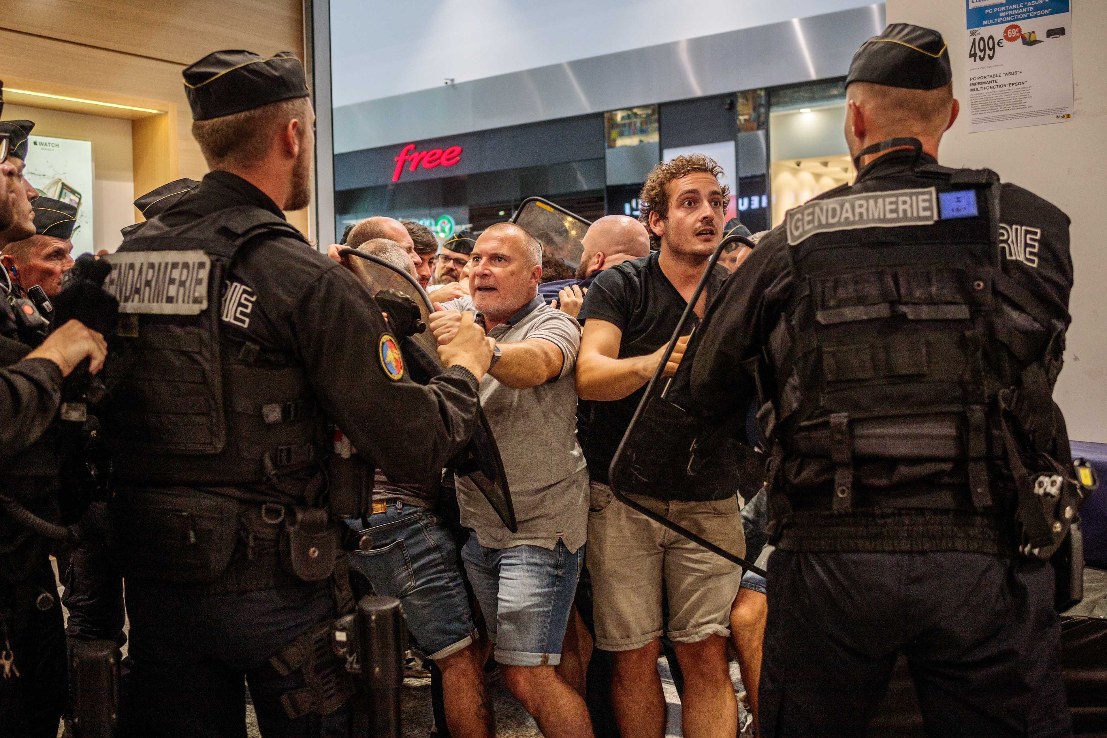 Des militants de Core in Fronte évacués avant la séance de signature du nouveau livre de Nicolas Sarkozy - Ajaccio, 26/08/2023