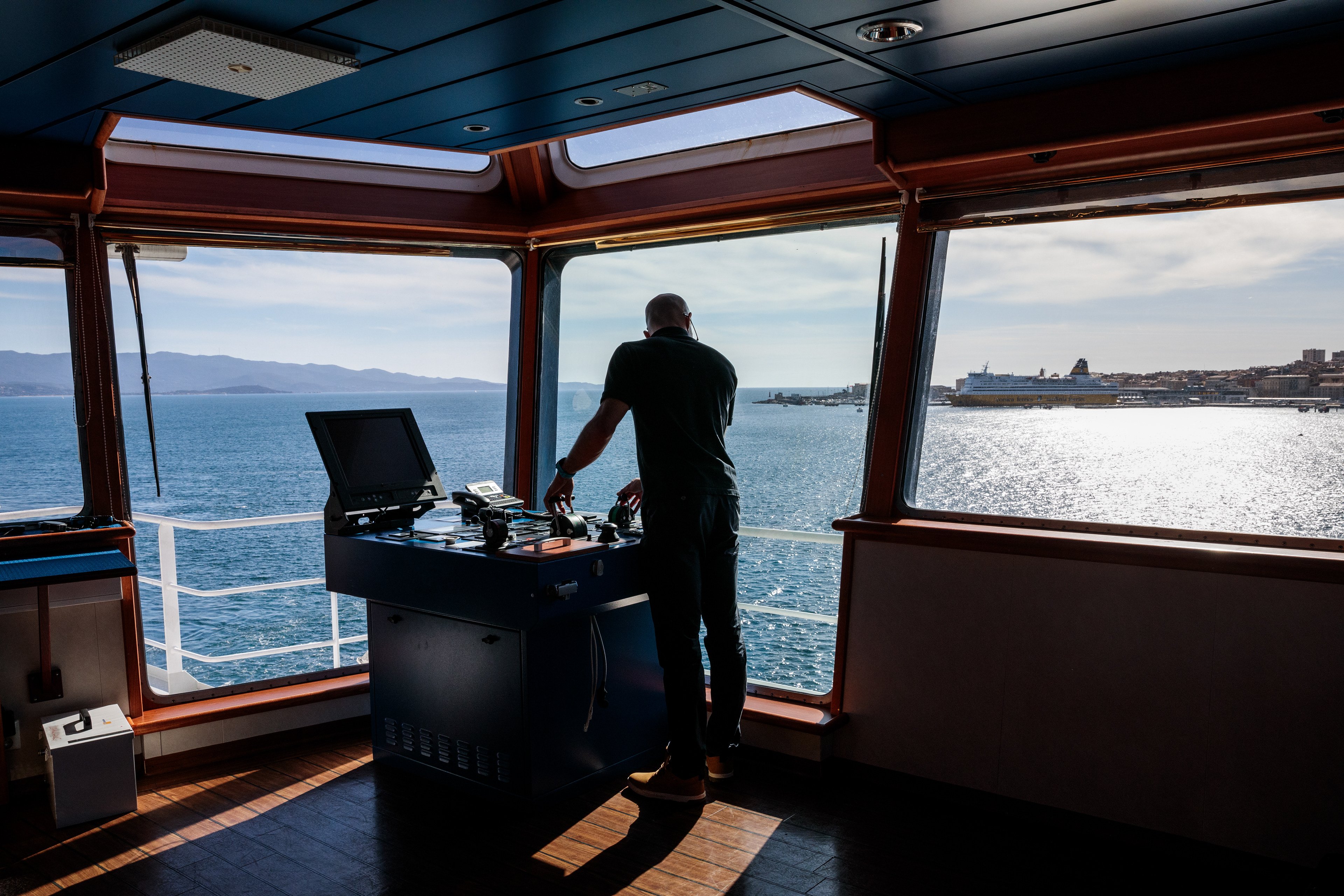 Le lieutenant de l’Abeille Méditerranée, plus gros remorqueur du monde manoeuvre dans le port d’Ajaccio - Ajaccio, 08/03/2024