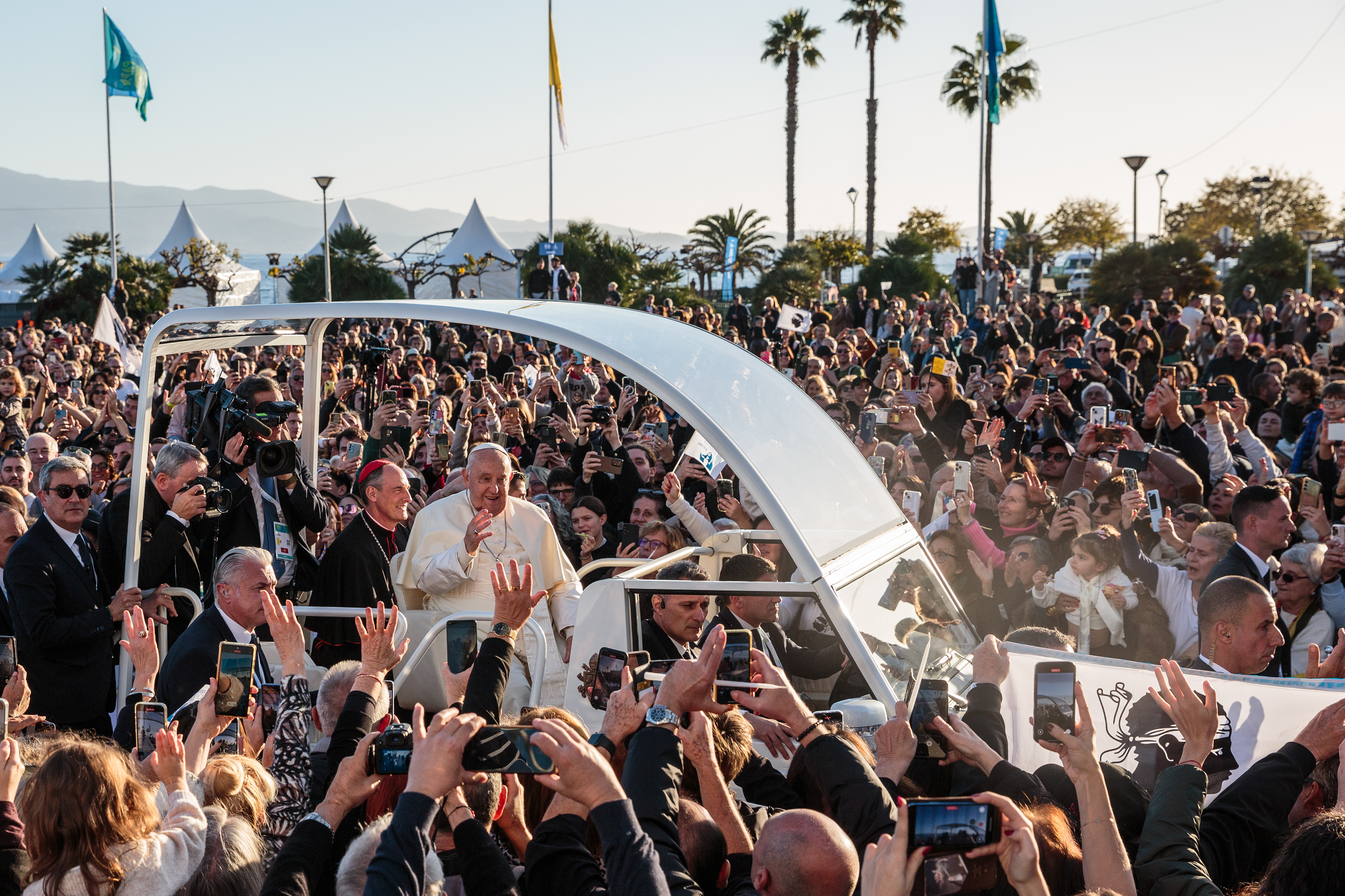 Plusieurs milliers de personnes étaient rassemblées place Miot pour la visite historique du pape François en Corse - Ajaccio, 15/12/2024