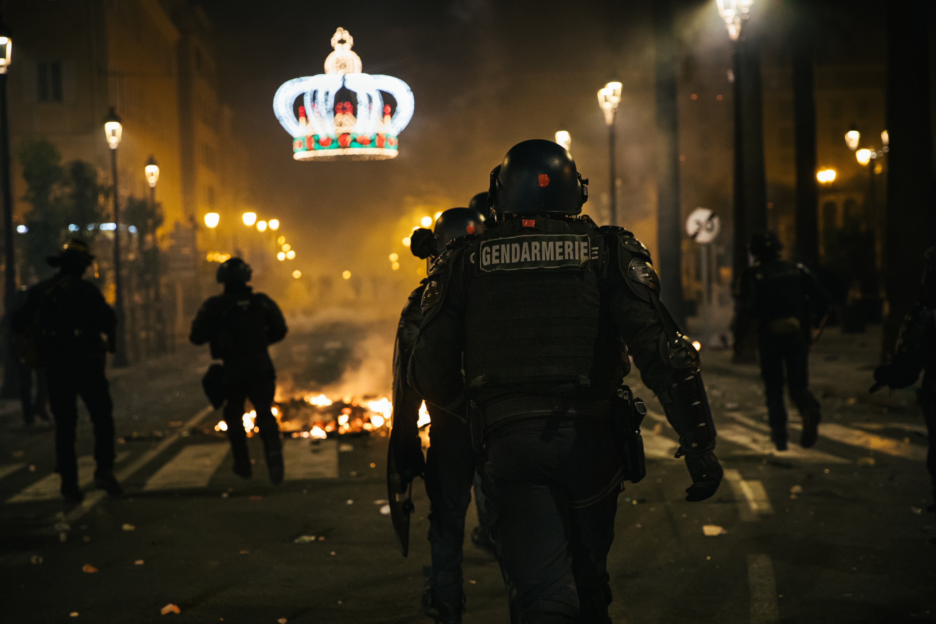 Un groupe de gendarme lance une charge sur des manifestants lors d'un rassemblement en soutient à Yvan Colonna - Ajaccio, 09/03/2022