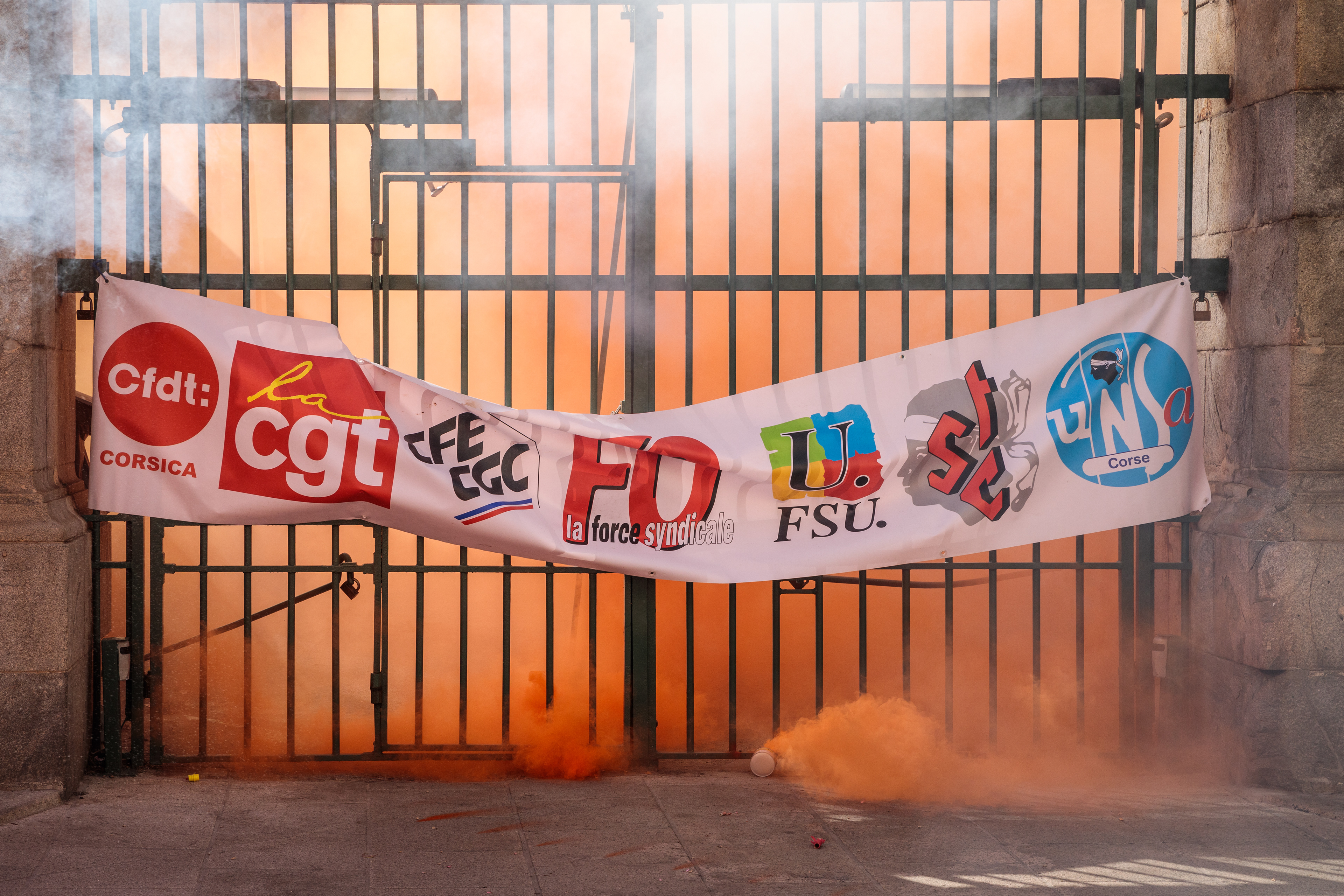 Des manifestants on jetés des fumigènes derrière les grilles de la préfecture de Corse-du-Sud lors du manifestation contre la réforme des retraites - Ajaccio, 19/01/2023