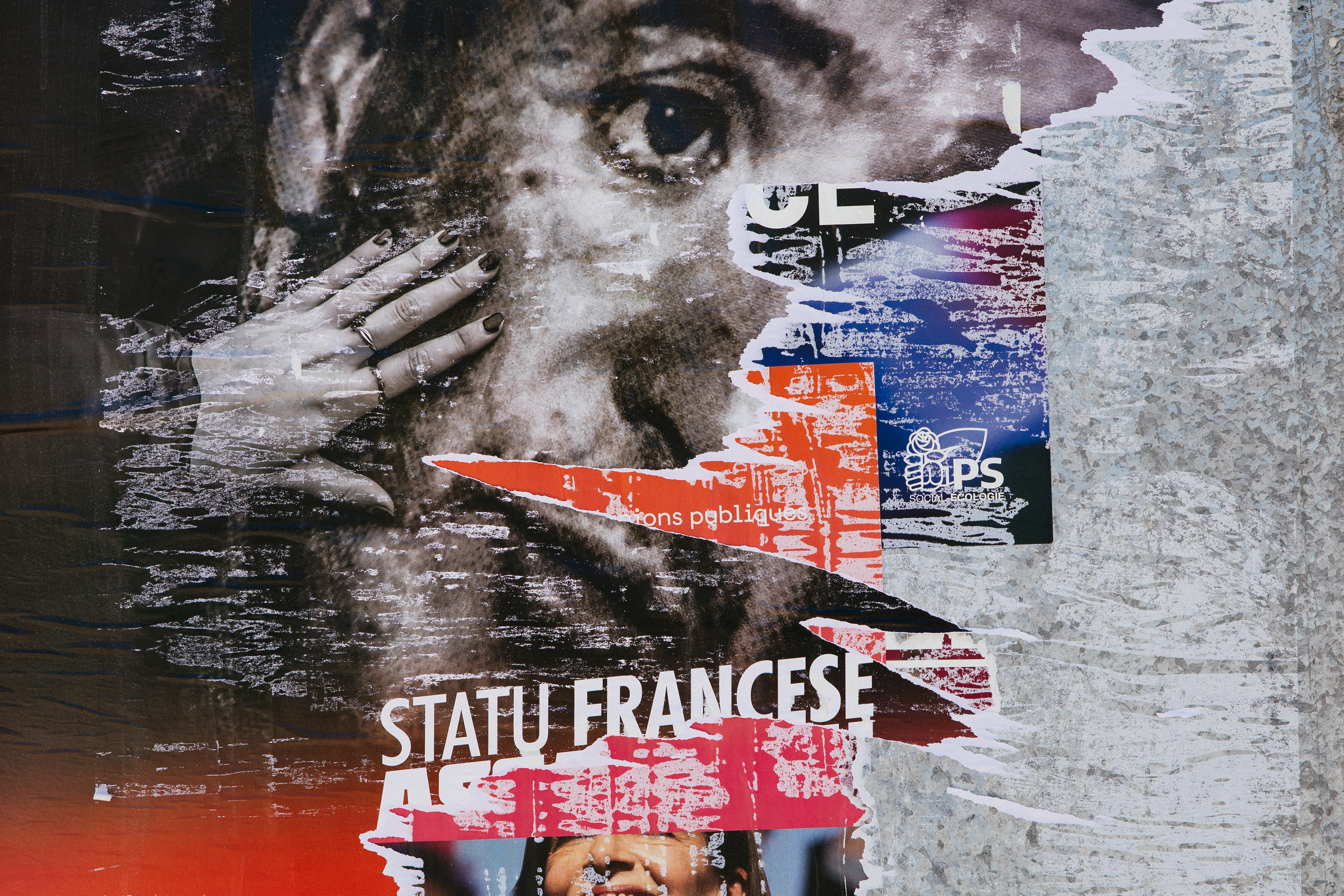 Des militants et sympathisants de Corsica Libera, ont recouvert les affiches des canditats a la presidentielle 2022 par d'autres, à l'effigie d'Yvan Colonna sur lesquelles figure le slogan U STATU FRANCESE ASSASSINU - Ajaccio, 10/04/2022
