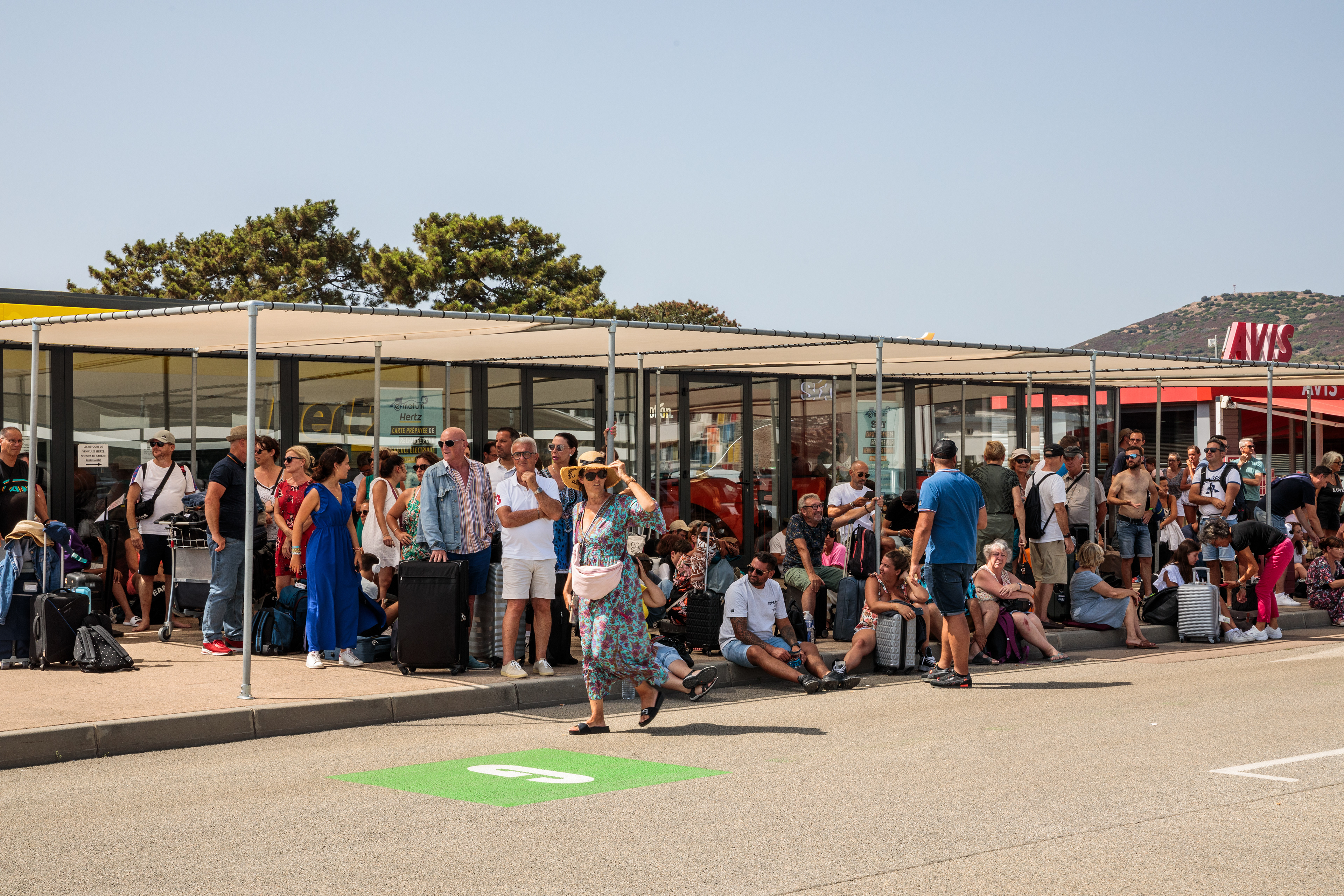 Des touristes attendent de pouvoir réintégrer l’aéroport d’Ajaccio suite à une alerte à la bombe - Ajaccio, 23/07/2024