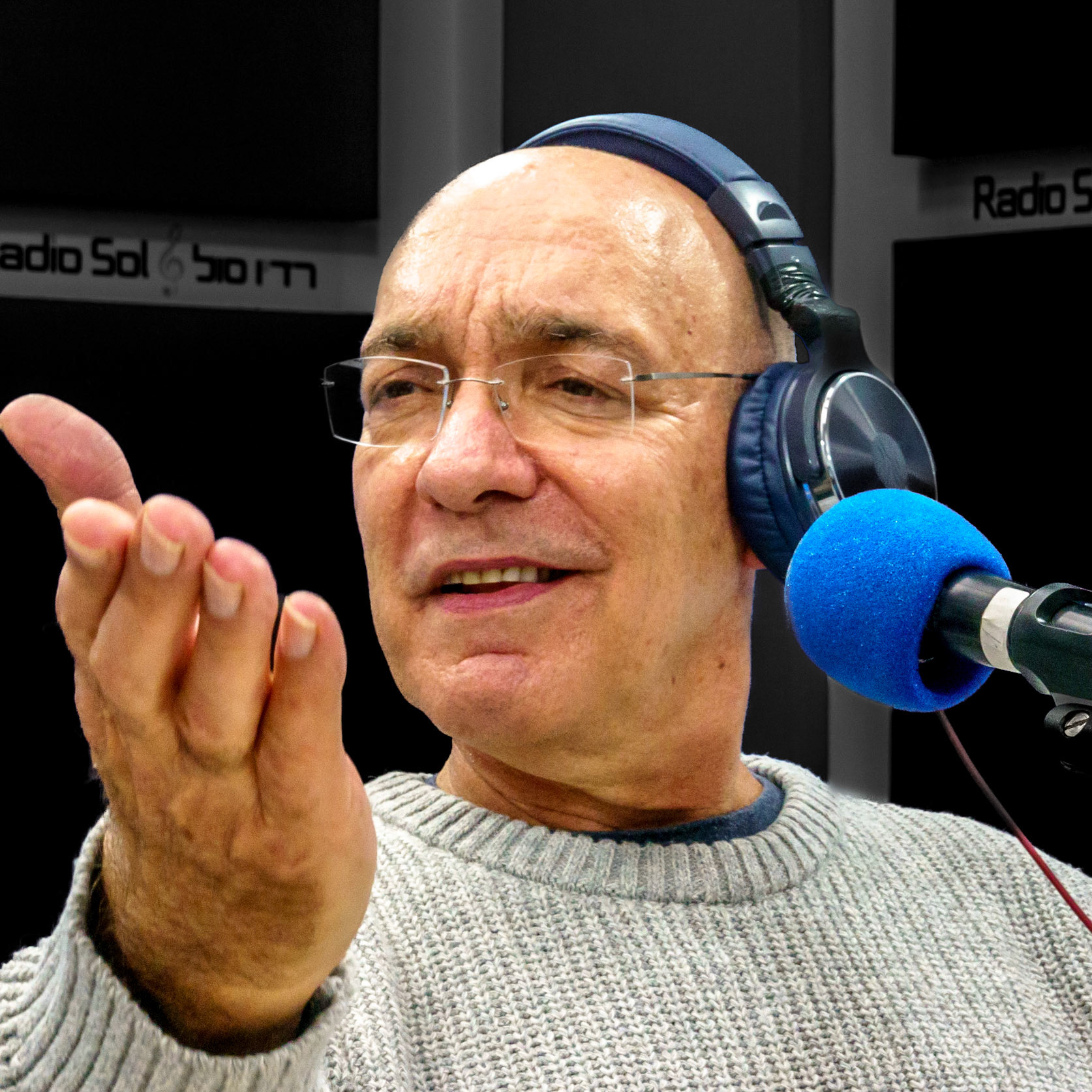 יובל דור - זמר, מפתח מודעות למען השכנת שלום וקירוב לבבות. 