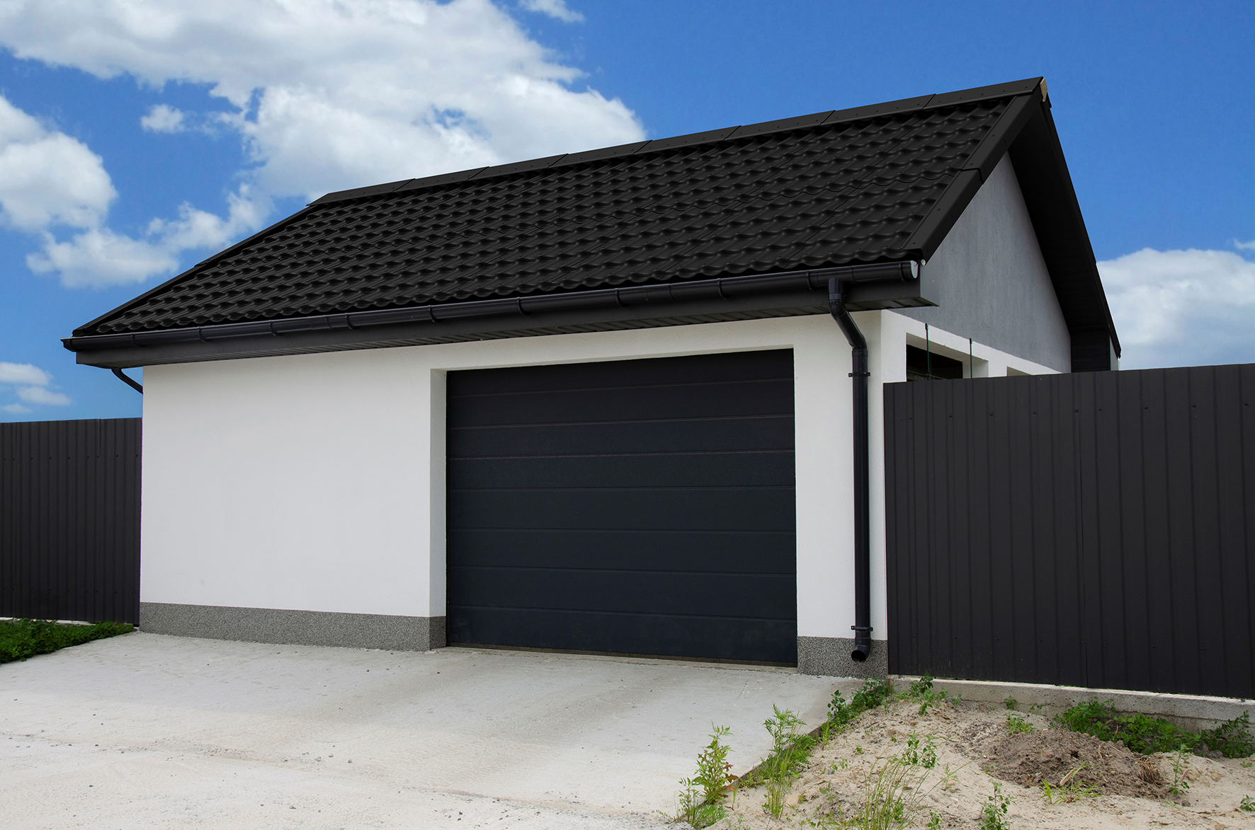 A faire : Supprimer les barrières de chaque côtés ainsi que les fenêtres sur le côté droit du garage, changer la couleur du toit, recouvrir les mûrs d'un bardage bois et amener une ambiance plus végétales