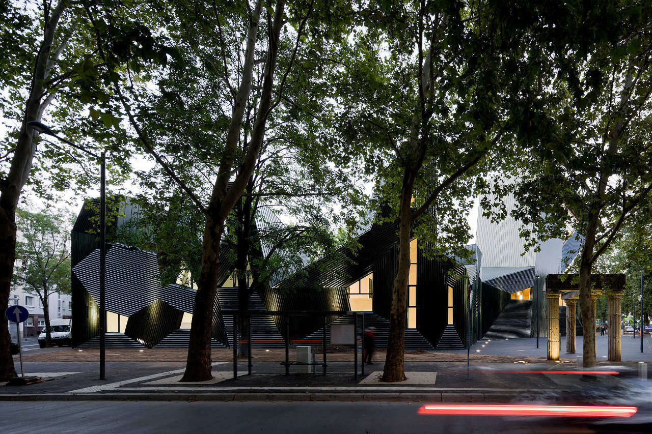 SYNAGOGUE EXTERIOR - Photography: © Iwan Baan