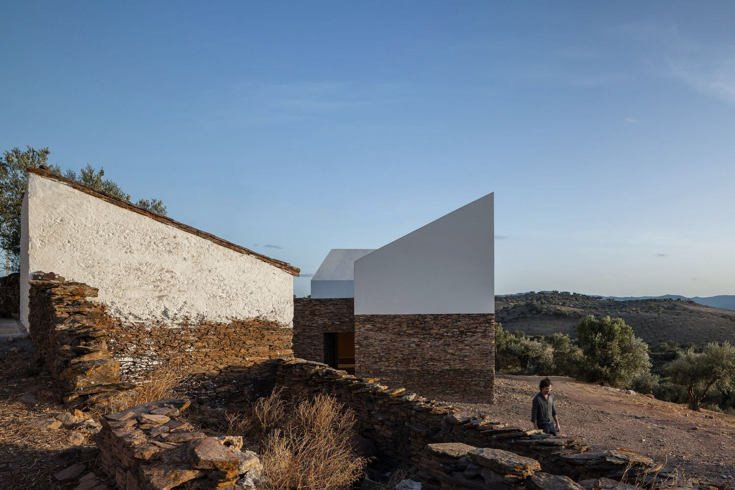CEMETERY EXTERIOR - Photography: © Nuno Almendra