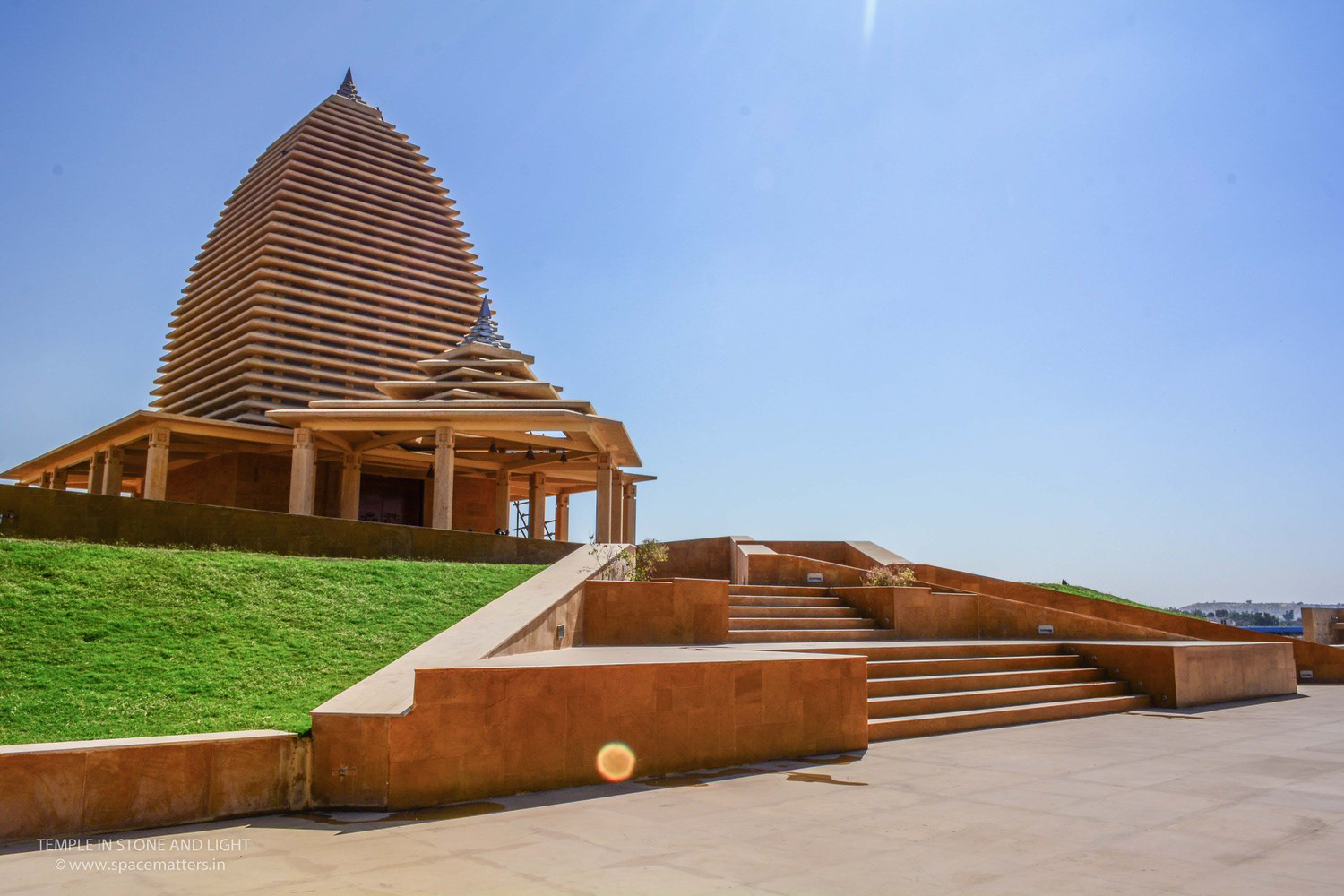 TEMPLE EXTERIOR - Photography: © SPACEMATTERS