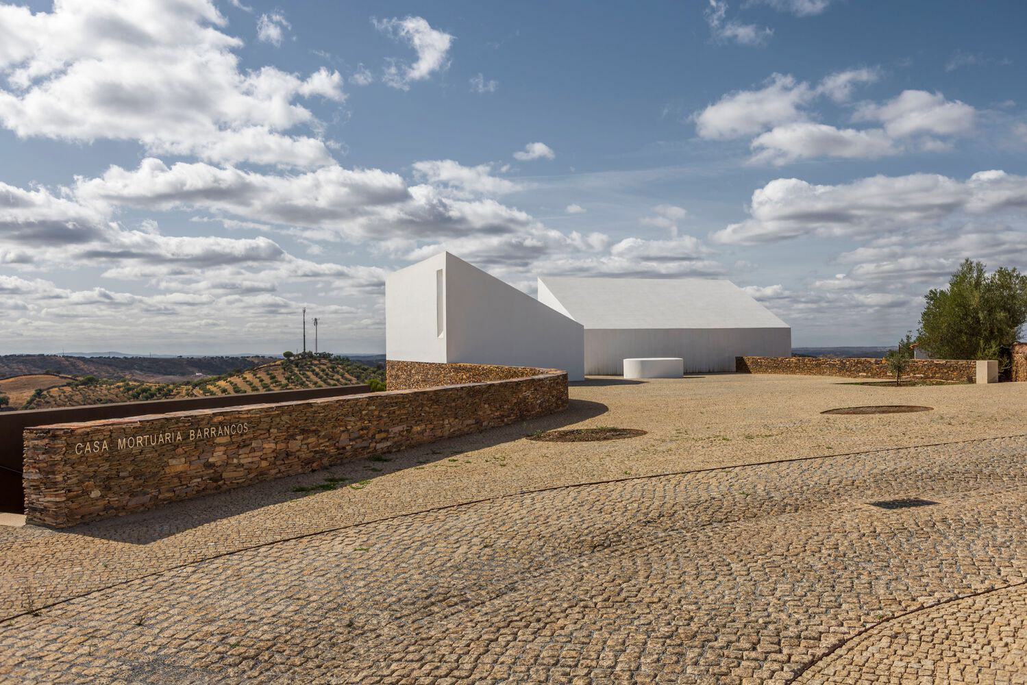 CEMETERY EXTERIOR - Photography: © Nuno Almendra