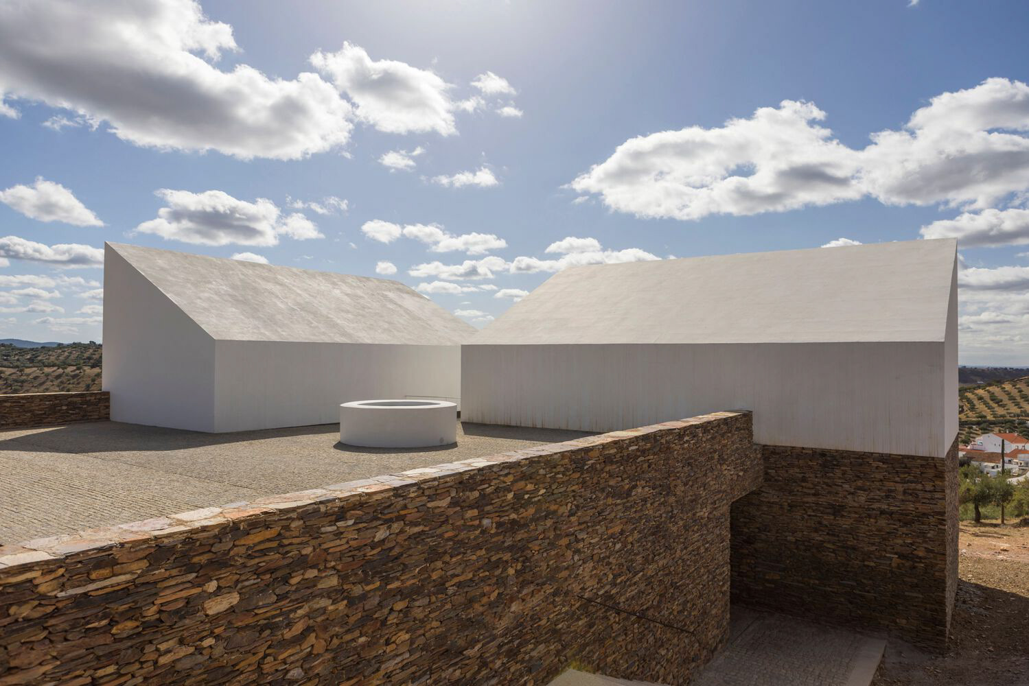 CEMETERY EXTERIOR - Photography: © Nuno Almendra