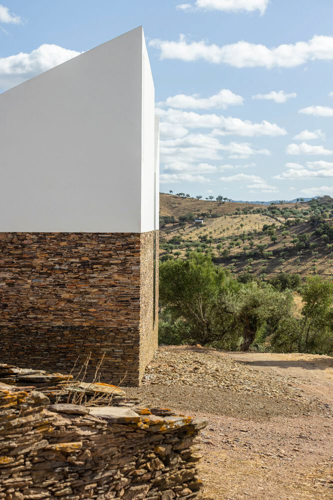 CEMETERY EXTERIOR - Photography: © Nuno Almendra