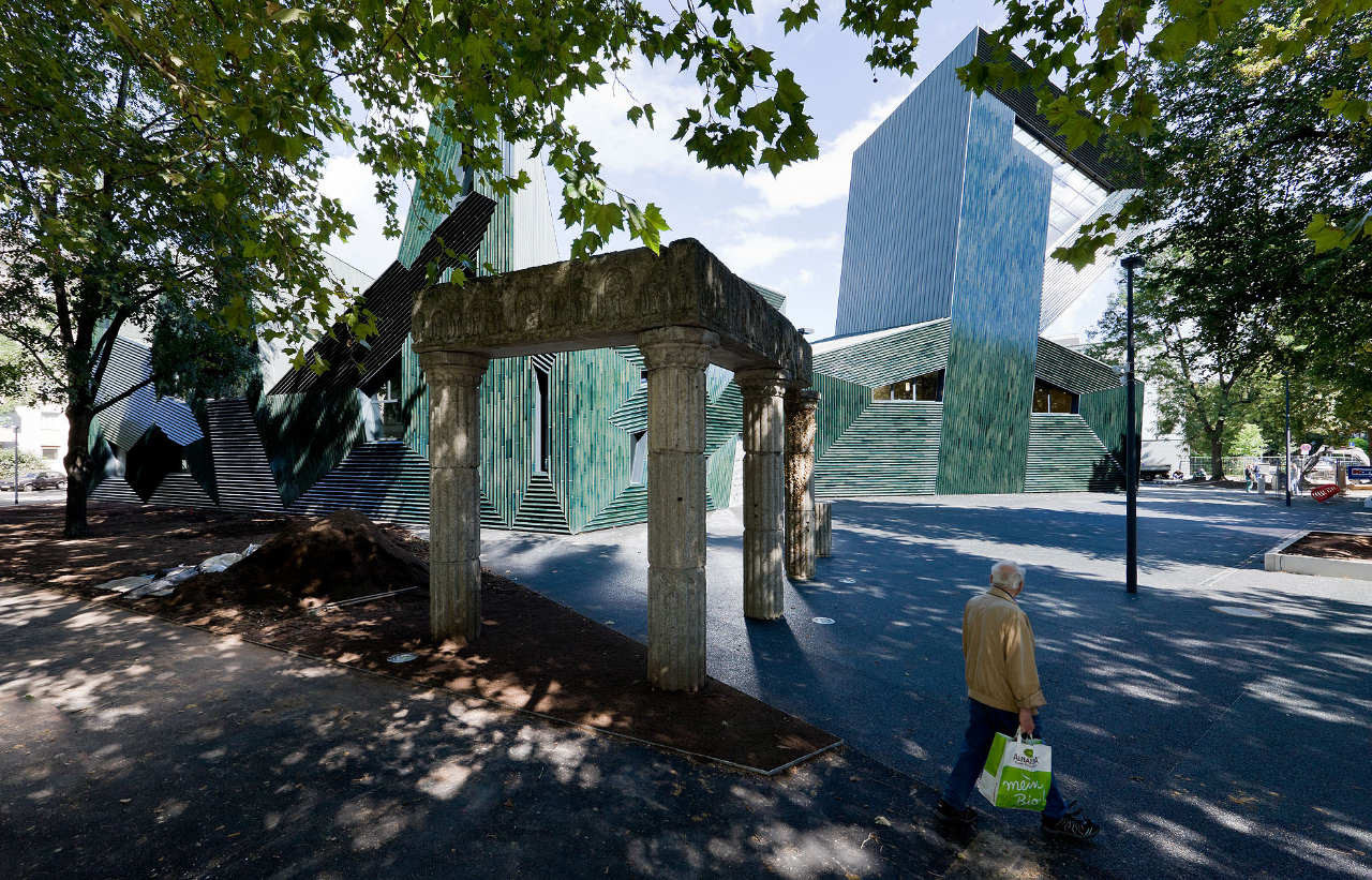 SYNAGOGUE EXTERIOR - Photography: © Iwan Baan