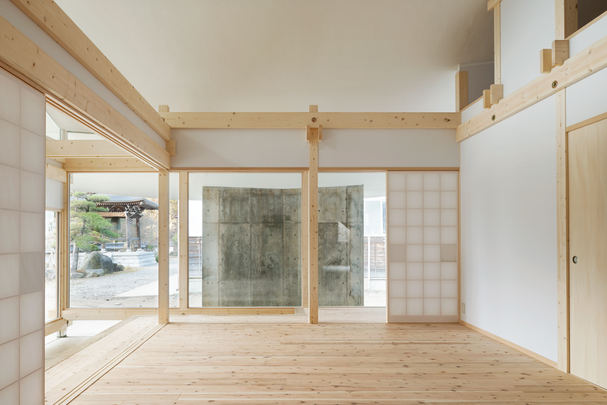 TEMPLE INTERIOR - Photography: © Takumi Ota