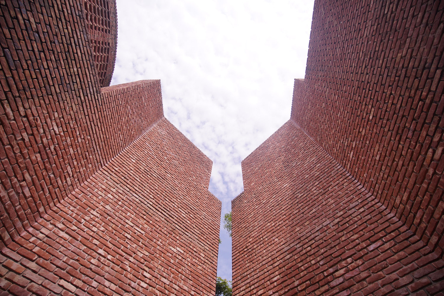 MOSQUE EXTERIOR - Photography: © Faruque Abdullah Shawon