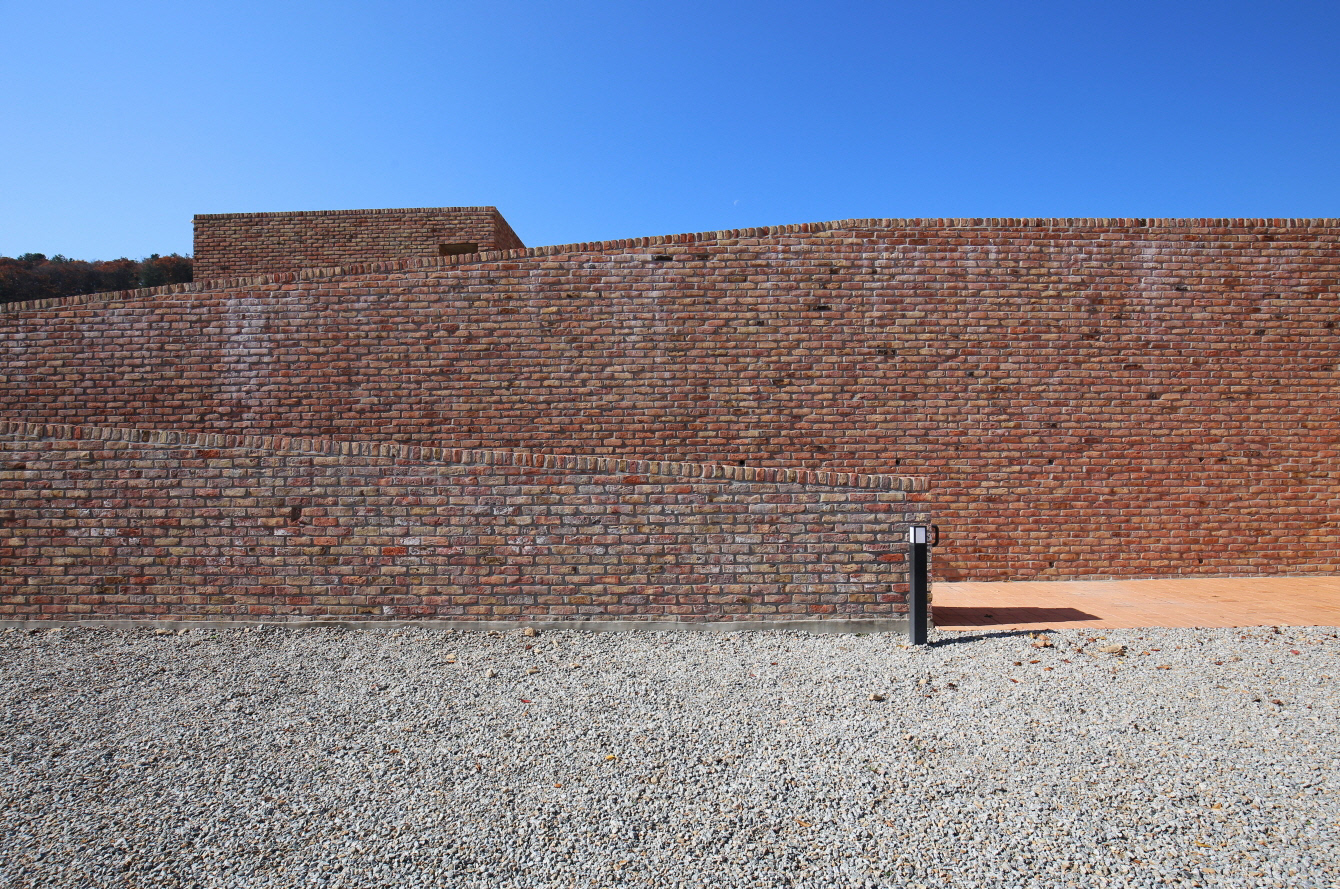 TEMPLE EXTERIOR - Photography: © Youngchae Park & Yongkwan Kim