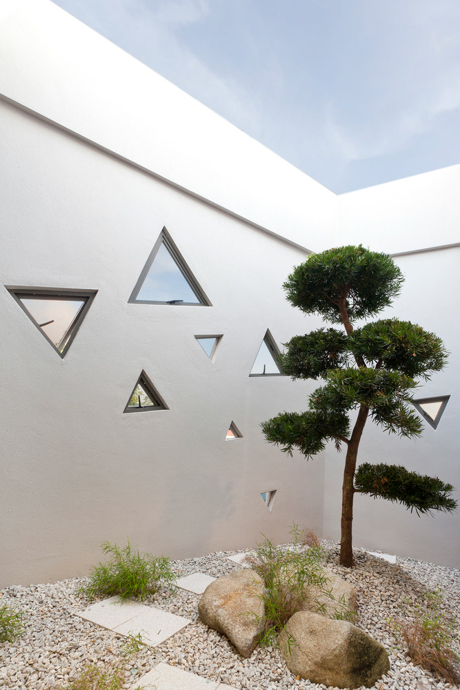 TEMPLE EXTERIOR - Photography: © MingFu Weng