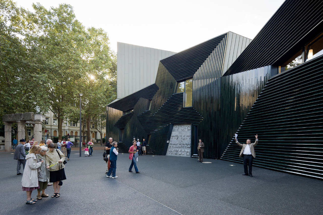 SYNAGOGUE EXTERIOR - Photography: © Iwan Baan