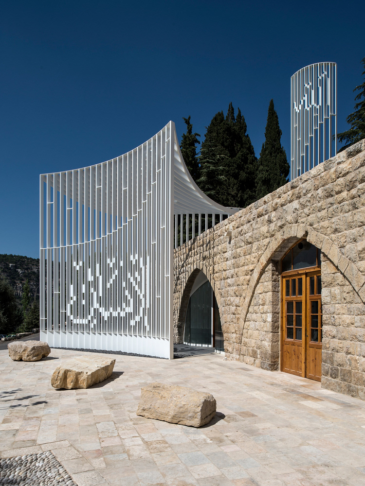 MOSQUE EXTERIOR - Photography: © Iwan Baan & Ieva Saudargaité