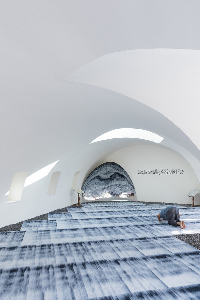 MOSQUE INTERIOR - Photography: © Iwan Baan & Ieva Saudargaité