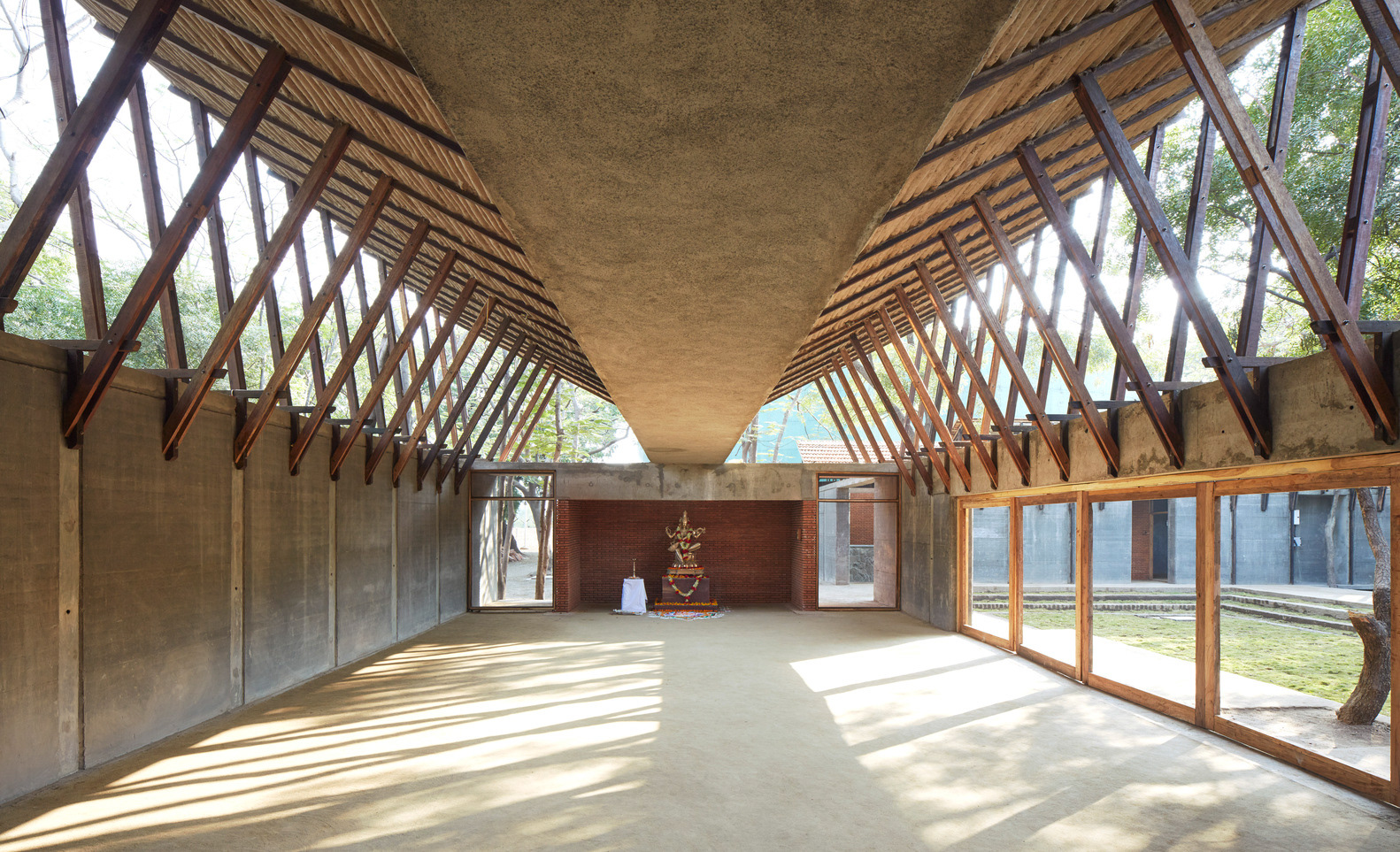 CENTER EXTERIOR - Photography: © Edmund Sumner