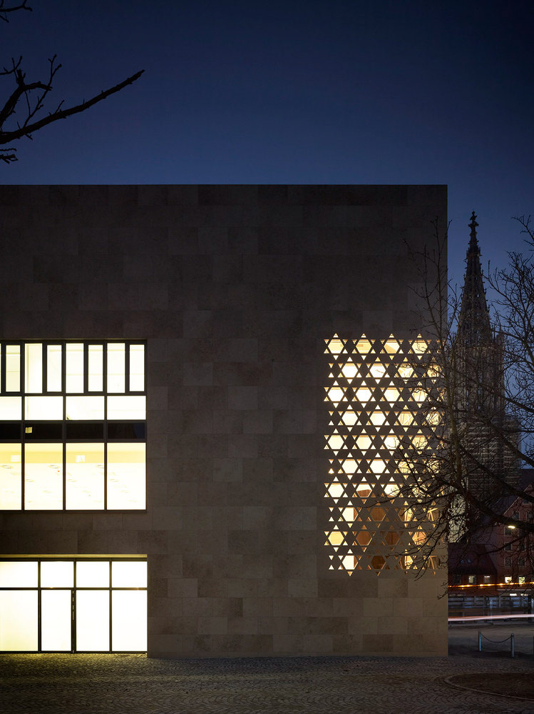 SYNAGOGUE EXTERIOR - Photography: © Christian Richters