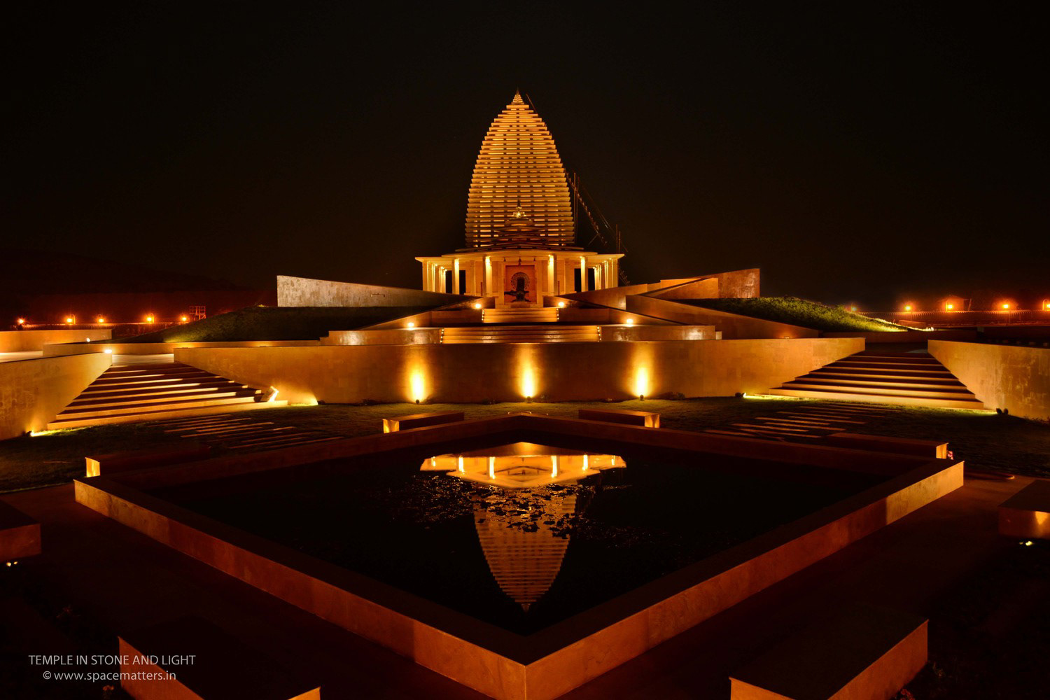 TEMPLE EXTERIOR - Photography: © SPACEMATTERS