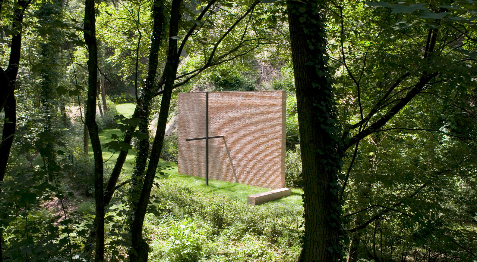 CHAPEL IN THE WOODS - Photography: © Mauro Davoli